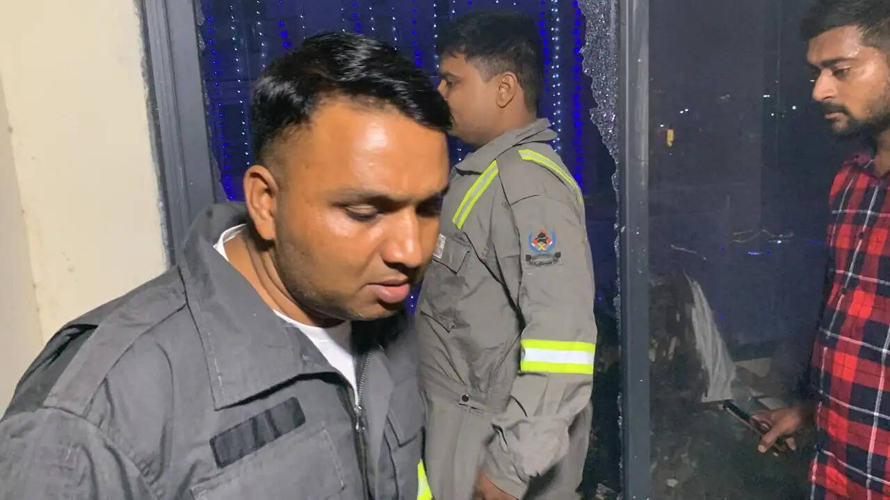 वाराणसी में पटाखों&nbsp;की चिंगारी से 12 मंजिला इमारत और दुकान में लगी भीषण आग, मची अफरातफरी, फायर ब्रिगेड ने पाया काबू  https://livevns.news/Top-Headlines/cid15633011.htm  अपने शहर से लेकर देश-दुनिया, खेल, धर्म, आध्यात्म, राशिफल, पञ्चाङ्ग तथा फ़िल्म और व्यापार जगत की ताजा-तरीन खबरों को पढ़ने के लिए अभी डाउनलोड करें Live VNS का ऑफिशियल एंड्रॉएड ऐप।  http://play.google.com/store/apps/details?id=in.livevns.app.native