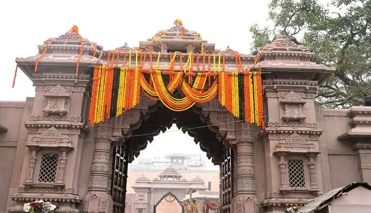 वाराणसी। श्री काशी विश्वनाथ धाम के लोकार्पण दिवस की वर्षगांठ 13 दिसंबर 2025 को पूरी हो रही है। इस अवसर को भव्य और सुव्यवस्थित रूप से मनाने के लिए प्रशासन की ओर से 13 और 14 दिसंबर को धाम कॉरिडोर क्षेत्र में विशेष धार्मिक एवं सांस्कृतिक कार्यक्रमों के आयोजन की अनुमति दी गई है।