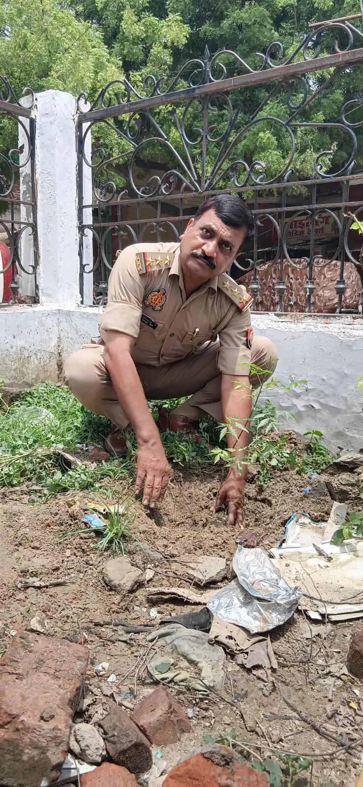 'एक पेड़ माँ के नाम' अभियान: डीसीपी प्रमोद कुमार ने पुलिस लाइन में किया वृक्षारोपण, पुलिसकर्मियों को दिलाया पर्यावरण संरक्षण का संकल्प