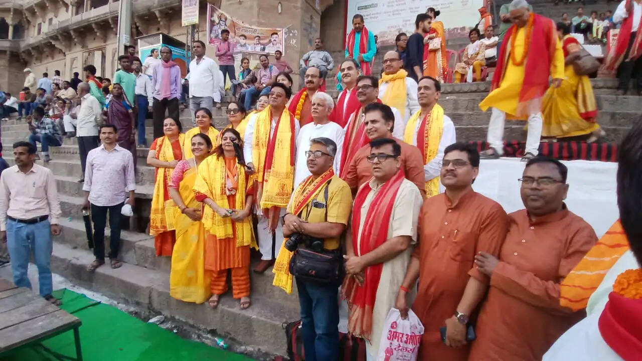 रामनवमी के पावन अवसर पर काशी में निकली विश्व प्रसिद्ध ‘राम कथा मंदाकिनी’ शोभायात्रा ने एक बार फिर आस्था और भक्ति का अद्भुत दृश्य प्रस्तुत किया। गंगा तट पर निकली इस शोभायात्रा में हजारों श्रद्धालुओं की भीड़ उमड़ी और पूरा वातावरण “जय श्रीराम” के जयघोष से गुंजायमान हो उठा। ऐसा प्रतीत हो रहा था मानो स्वयं भगवान श्रीराम भक्तों को दर्शन दे रहे हों।