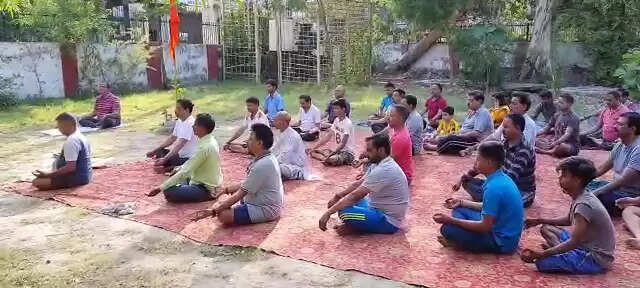 Workers did yoga with BJP Kashi region president on International Yoga Day&nbsp;