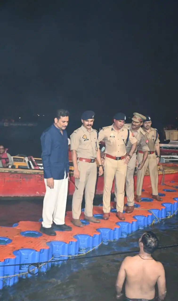 गंगा घाटों पर सुरक्षा का सख्त पहरा: पुलिस आयुक्त मोहित अग्रवाल ने किया पैदल गश्त, 58 नावें सीज़