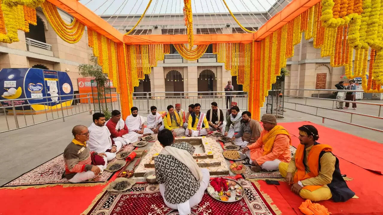 श्री काशी विश्वनाथ धाम के नवीनीकरण की चौथी वर्षगांठ के शुभ अवसर पर शनिवार को विशेष धार्मिक अनुष्ठान का आयोजन किया गया। धाम परिसर में आयोजित इस कार्यक्रम में मंदिर न्यास की ओर से डिप्टी कलेक्टर श्री शंभु शरण ने वैदिक मंत्रोच्चार के साथ हवन–पूजन संपन्न कराया। यह अनुष्ठान 11 वैदिक शास्त्रियों की उपस्थिति में पूर्ण वैदिक विधि से आयोजित किया गया।