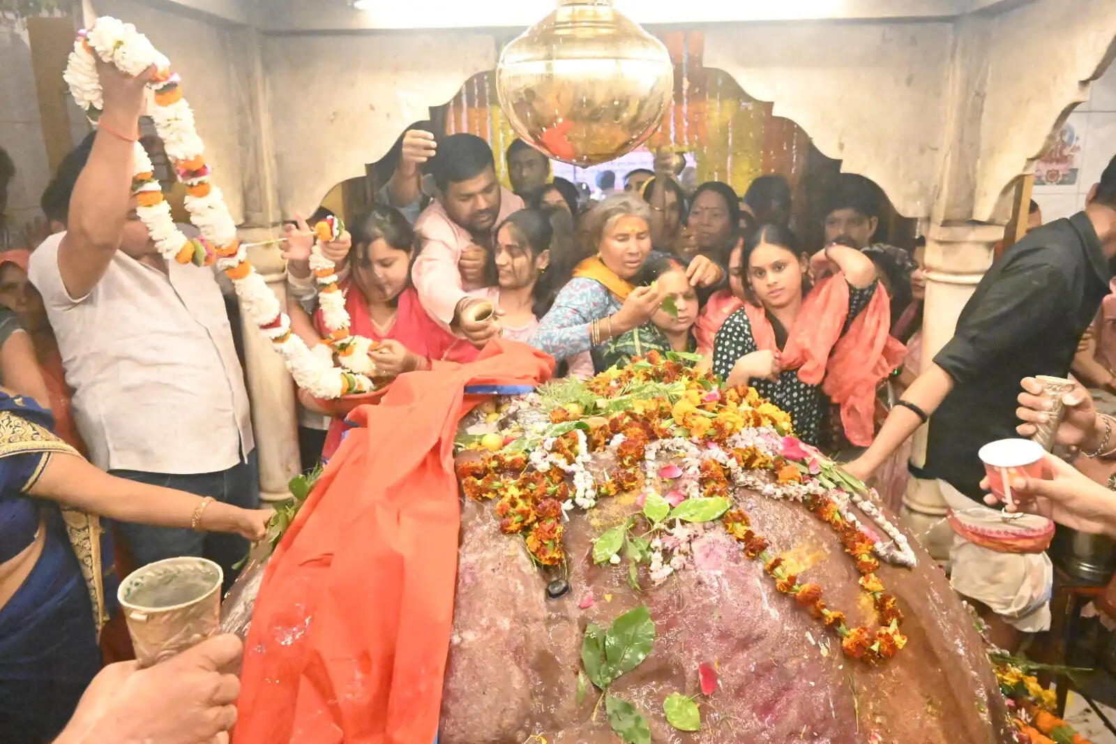 बाबा मृत्युंजय महादेव में जलाभिषेक के लिए लगी लाइन