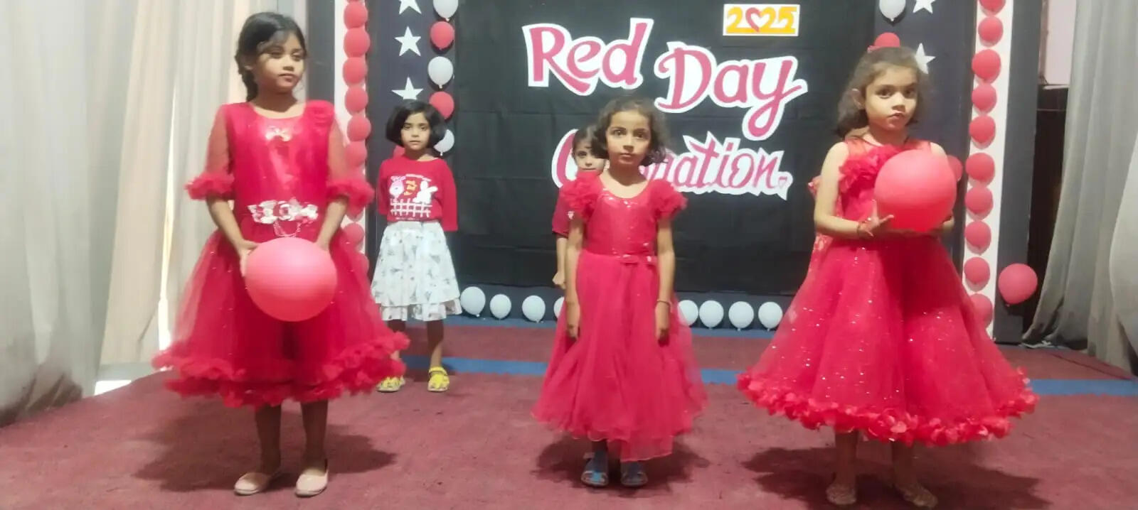 नवनीता कुंअर पब्लिक स्कूल में रेड डे का आयोजन, बच्चों को बताया लाग रंग का महत्व