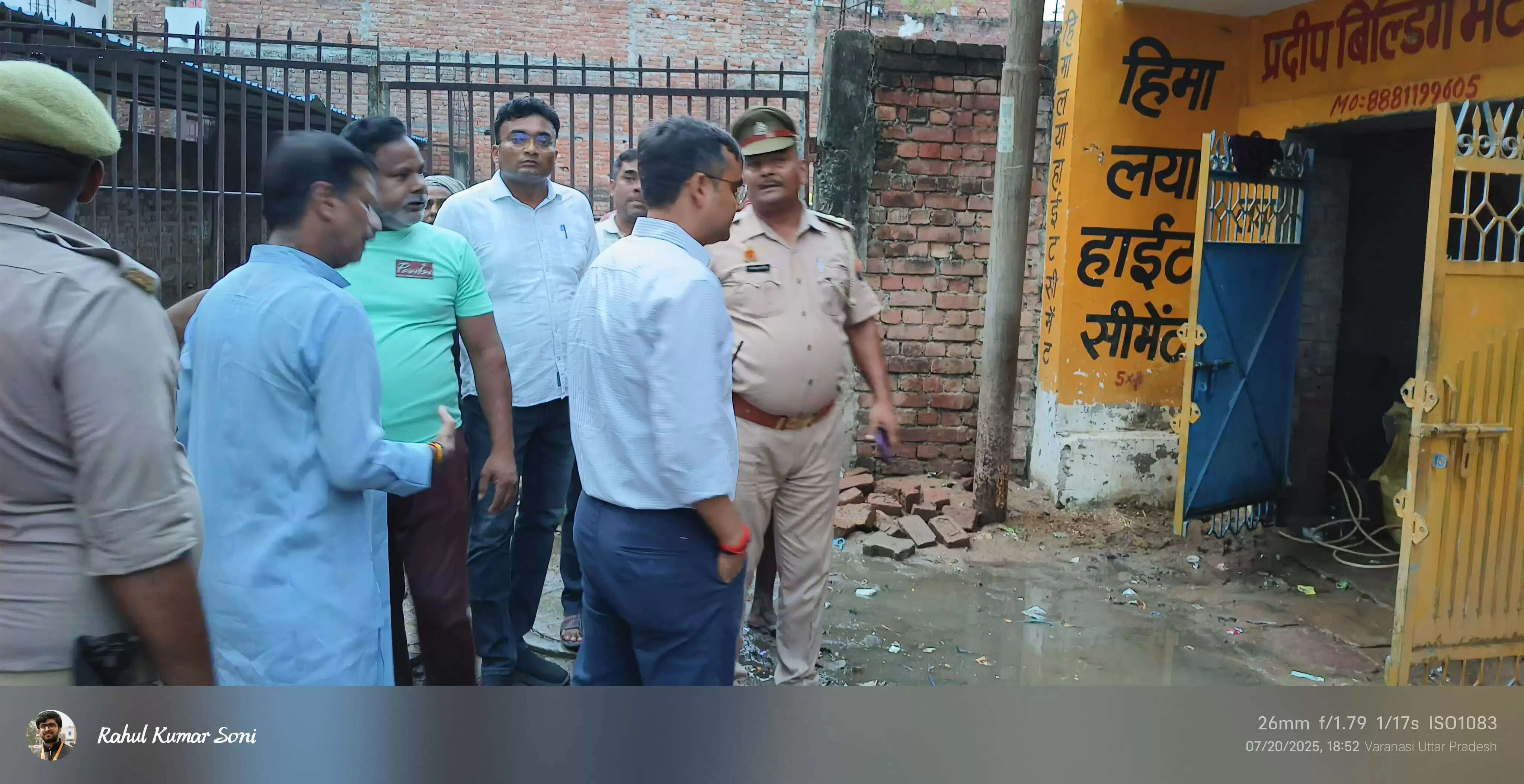 वाराणसी: जिलाधिकारी ने बाढ़ प्रभावित क्षेत्र और राहत शिविर का किया निरीक्षण