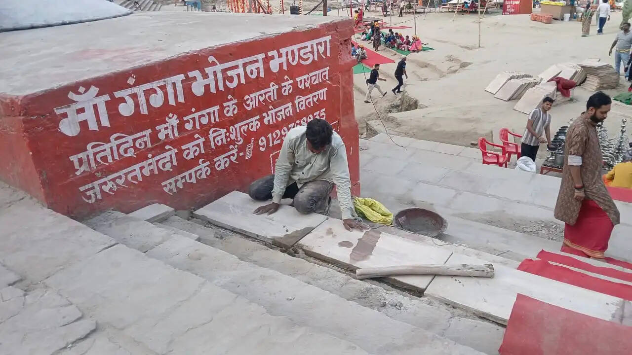 अस्सी घाट का बदलेगा स्वरूप, सीढ़ियों पर लगाए जा रहे समतल पत्थर