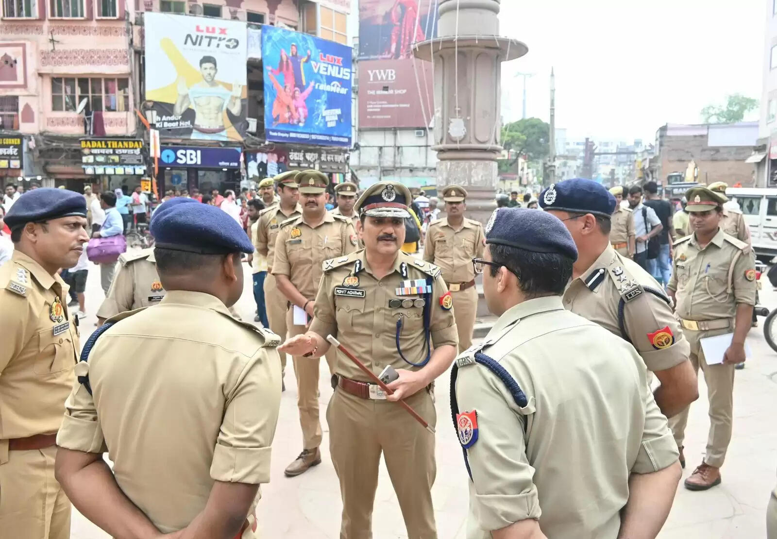 वाराणसी : सड़क पर उतरे पुलिस आयुक्त, गोदौलिया से दशाश्वमेध तक किया गश्त, यातायात मित्रों से बातकर जाना हाल&nbsp;