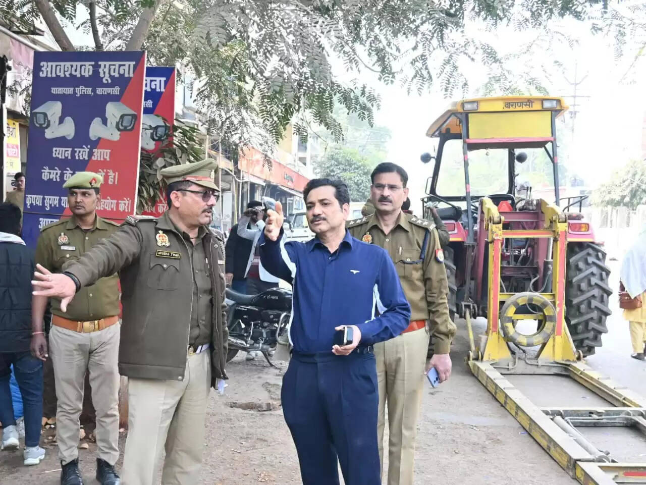 शहर में सुगम और सुरक्षित यातायात के लिए पुलिस आयुक्त का सड़क पर उतरना  वाराणसी। शहर में सुगम, सुरक्षित एवं सुव्यवस्थित यातायात व्यवस्था सुनिश्चित करने के उद्देश्य से पुलिस आयुक्त कमिश्नरेट मोहित अग्रवाल स्वयं सड़कों पर उतरे। दिनांक 15 जनवरी 2026 को उन्होंने शहर के प्रमुख मार्गों और चौराहों का भ्रमण कर यातायात की वास्तविक स्थिति का स्थलीय निरीक्षण किया और मौके पर ही आवश्यक सुधारात्मक निर्देश दिए।  प्रमुख क्षेत्रों का स्थलीय निरीक्षण  निरीक्षण के दौरान पुलिस आयुक्त ने नदेसर, अन्ध्रापुल, रोडवेज, इंग्लिशिया लाइन, लहरतारा सहित अन्य व्यस्त इलाकों का दौरा किया। इस दौरान यातायात के दबाव, जाम की स्थिति, पैदल यात्रियों की सुविधा तथा वाहनों की सुचारु आवाजाही का प्रत्यक्ष अवलोकन किया गया। जहां भी अव्यवस्थाएं नजर आईं, वहां तत्काल सुधार के निर्देश संबंधित अधिकारियों को दिए गए।  बिना नंबर प्लेट वाहनों पर सख्ती  पुलिस आयुक्त ने स्वयं बिना नंबर प्लेट के वाहनों की सघन चेकिंग की। उन्होंने स्पष्ट निर्देश दिए कि ऐसे वाहनों के विरुद्ध कड़ी वैधानिक कार्रवाई सुनिश्चित की जाए। इस कदम का उद्देश्य सड़क सुरक्षा को मजबूत करना, अपराध नियंत्रण में सहयोग करना तथा यातायात अनुशासन को सुदृढ़ बनाना है।  अतिक्रमण पर चेतावनी, भविष्य में कठोर कार्रवाई  निरीक्षण के दौरान सड़कों और सार्वजनिक मार्गों पर किए गए अतिक्रमण को यातायात बाधा का प्रमुख कारण बताया गया। दुकानों एवं व्यापारिक प्रतिष्ठानों को सख्त चेतावनी दी गई कि भविष्य में किसी भी प्रकार का अतिक्रमण पाए जाने पर कठोर कार्रवाई की जाएगी। पुलिस आयुक्त ने निर्देश दिया कि अतिक्रमण के विरुद्ध प्रभावी और निरंतर अभियान चलाया जाए।  यातायात एवं सिविल पुलिस का समन्वित अभियान  पुलिस आयुक्त ने यातायात पुलिस और सिविल पुलिस को आपसी समन्वय के साथ विशेष अभियान चलाने के निर्देश दिए। नियम उल्लंघन करने वालों, अवैध पार्किंग तथा नो-पार्किंग क्षेत्रों में खड़े वाहनों के विरुद्ध प्रभावी वैधानिक कार्रवाई सुनिश्चित करने को कहा गया, ताकि यातायात व्यवस्था निर्बाध बनी रहे।  नागरिकों की सुविधा सर्वोपरि  अंत में पुलिस आयुक्त ने स्पष्ट किया कि शहर में यातायात व्यवस्था को सुचारु, सुरक्षित एवं जनसुविधाजनक बनाना प्रशासन की प्राथमिकता है। इसके लिए नियमों का पालन अनिवार्य है और किसी भी प्रकार की लापरवाही या अव्यवस्था पर सख्त कार्रवाई की जाएगी। प्रशासन की इस पहल से नागरिकों को बेहतर और सुरक्षित यातायात सुविधा मिलने की उम्मीद है।