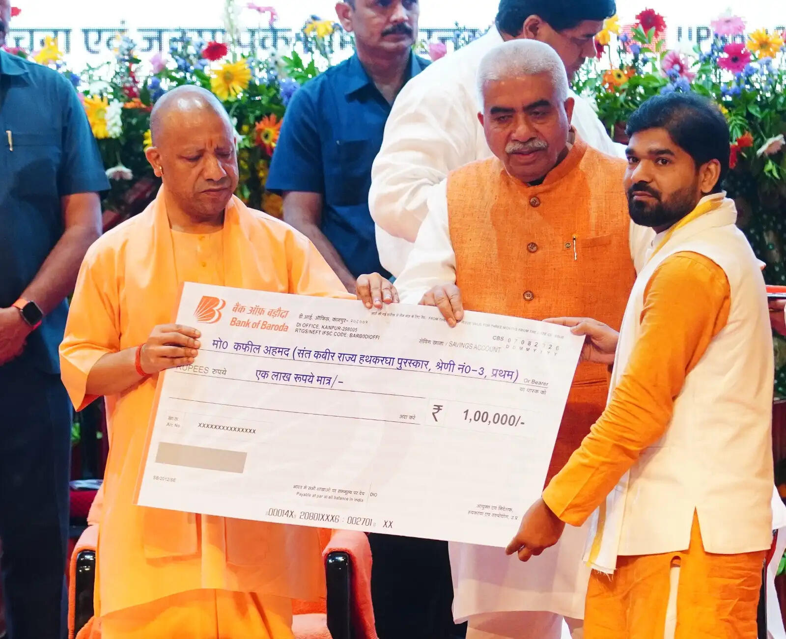 राष्ट्रीय हथकरघा दिवस पर मुख्यमंत्री योगी आदित्यनाथ ने बुनकरों को किया सम्मानित
