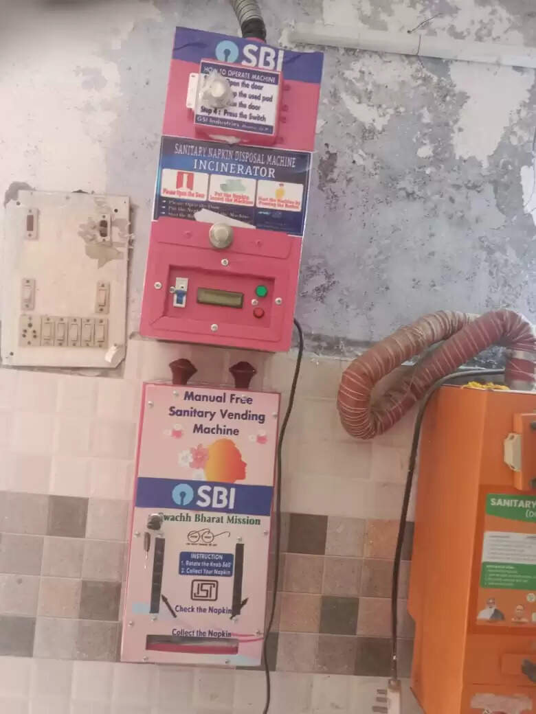 योगी सरकार के नेतृत्व में मिशन शक्ति- 5.0 अभियान ने महिला सशक्तिकरण और मासिक धर्म स्वच्छता प्रबंधन की दिशा में एक और महत्वपूर्ण कदम उठाया है। वाराणसी जिले के सभी राजकीय एवं सहायता प्राप्त कन्या इंटर कॉलेजों में सेनेटरी पैड वेंडिंग मशीनों की स्थापना की गई है, जिससे 1 लाख से अधिक छात्राएं प्रत्यक्ष रूप से लाभान्वित हो रही हैं। यह पहल मासिक धर्म स्वच्छता को बढ़ावा देने और छात्राओं की शिक्षा में निरंतरता सुनिश्चित करने की दिशा में मील का पत्थर साबित हो रही है।