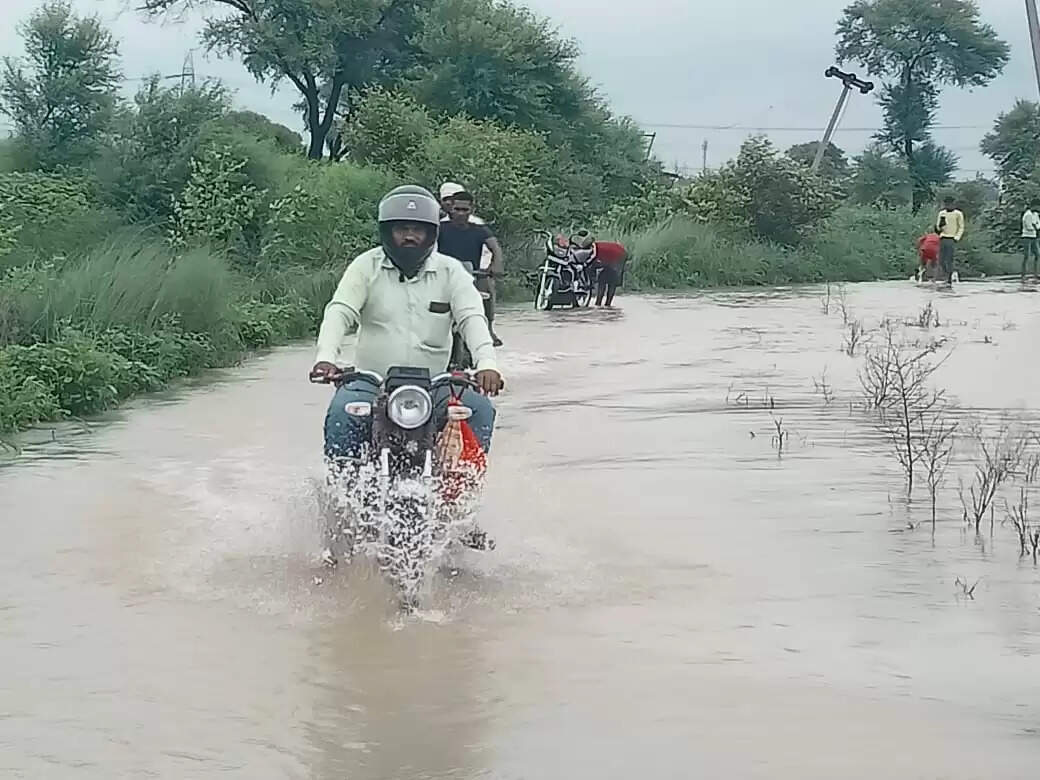 वाराणसी। पतितपावनी मां गंगा काशी में इस समय अपने रौद्र रूप में हैं। बनारस में गंगा का जलस्तर खतरे के निशान से ऊपर पहुंच चुका है। इसके चलते वरूणा भी उफान पर है। शहर के कई इलाके और गांव बाढ़ की चपेट में आ चुके हैं। सड़कें और गलियों में गाड़ी-मोटर की जगह नावें दौड़ रही हैं। वहीं हजारों लोग घर छोड़कर पलायन को विवश हो गए हैं। तस्वीरों में देखिये बनारस में बाढ़ के हालात.....।