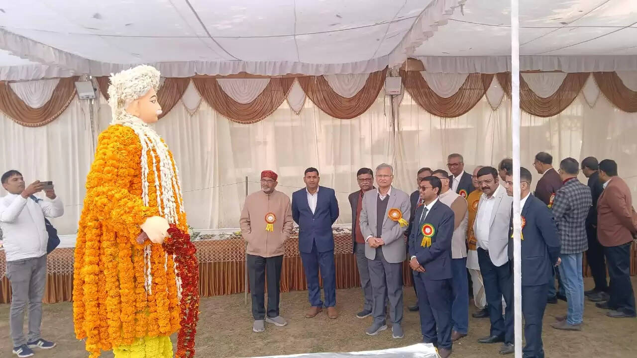  काशी हिंदू विश्वविद्यालय स्थित मालवीय भवन में गुरुवार को विश्वविद्यालय परिवार की ओर से महामना पंडित मदन मोहन मालवीय की जयंती के अवसर पर तीन दिवसीय भव्य पुष्प प्रदर्शनी का शुभारंभ हुआ। यह प्रदर्शनी न केवल बीएचयू की समृद्ध शैक्षणिक और सांस्कृतिक परंपरा को दर्शाती है, बल्कि विज्ञान, प्रकृति और आध्यात्मिकता के सुंदर समन्वय का भी जीवंत उदाहरण प्रस्तुत कर रही है।