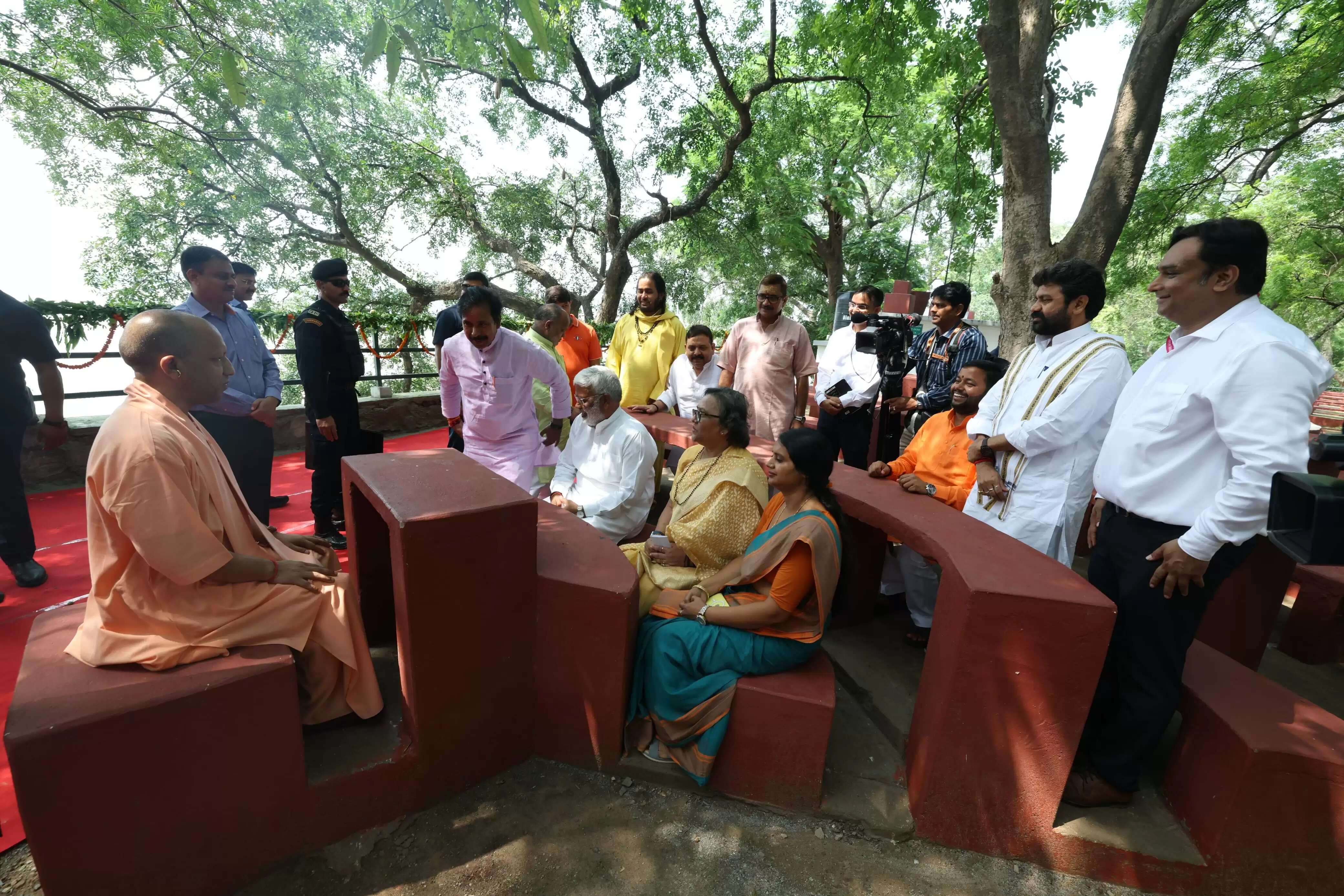 बनारस में गरजे योगी, कहा- फेक अकाउंट बनाकर जातियों के बीच संघर्ष कराना चाहते हैं कुछ लोग