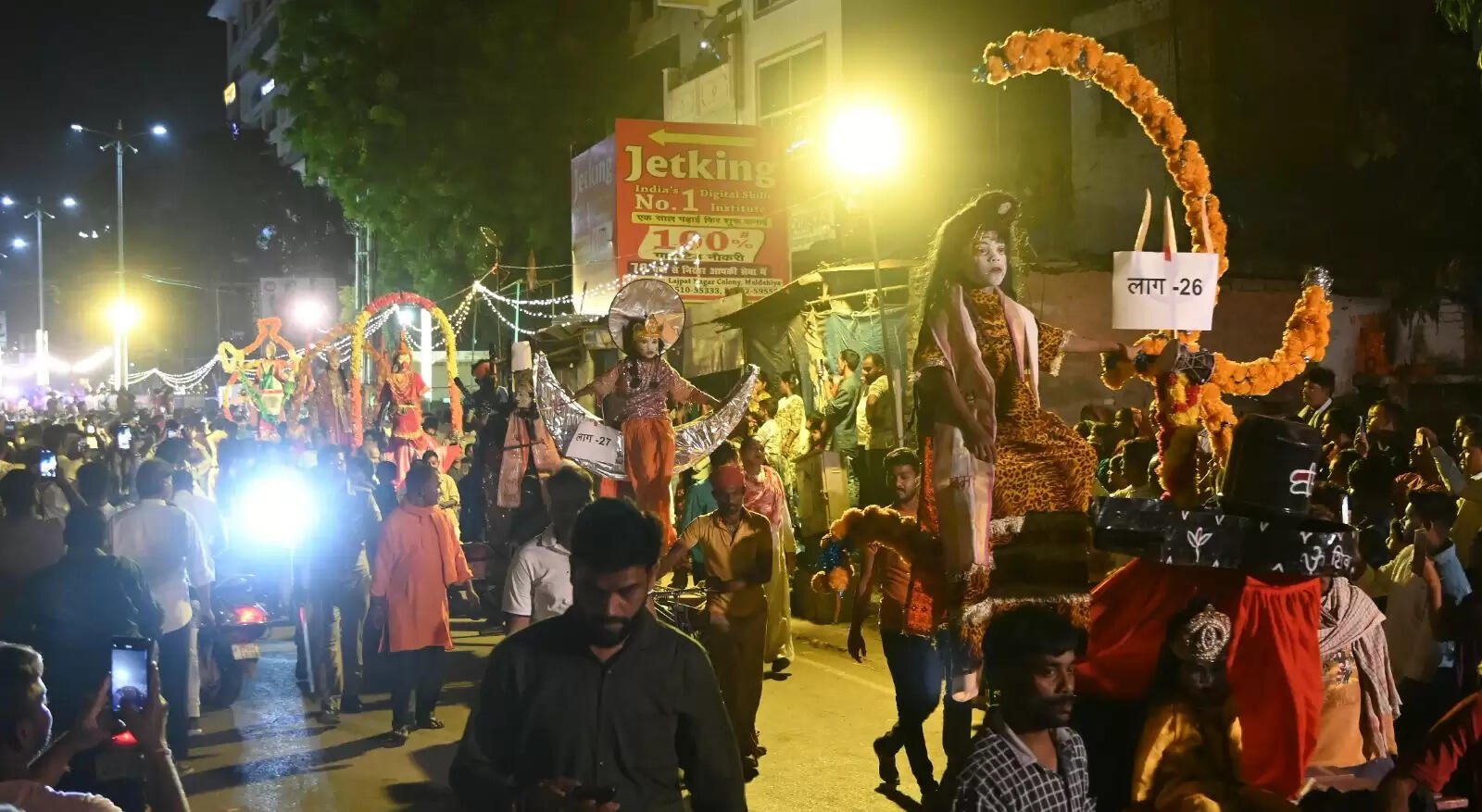 चेतगंज की विश्व प्रसिद्ध नक्क्टैया का आयोजन शुक्रवार की रात किया गया। नक्कटैया में देश भर से आए लाग विमान शामिल हुए। इसमें तरह-तरह की झाकियों ने लोगों का मन मोह लिया। पहलगाम हमले के बाद पाकिस्तान के खिलाफ भारत के ऑपरेशन सिंदूर की झांकी ने लोगों का ध्यान खींचा।