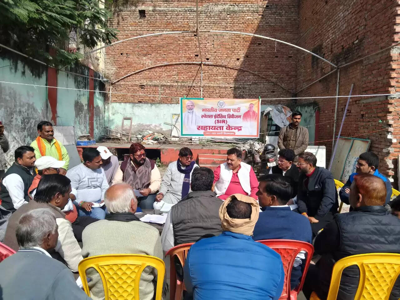 प्रदेश सरकार के स्टांप एवं न्यायालय पंजीयन शुल्क राज्य मंत्री (स्वतंत्र प्रभार) रविन्द्र जायसवाल ने शुक्रवार को वाराणसी उत्तर विधानसभा क्षेत्र के पांडेयपुर, शिवपुर और तरना वार्ड में पार्षदों, मंडल पदाधिकारियों, बीएलए तथा वरिष्ठ नागरिकों के साथ बैठक कर विशेष प्रगाढ़ पुनरीक्षण (SIR) कार्य को सफल बनाने की अपील की।