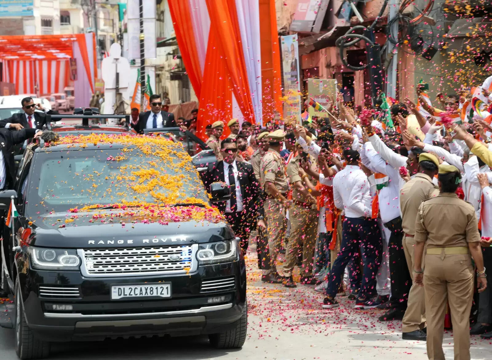 काशी में मोदी का भव्य स्वागतदेखिये तस्वीरें