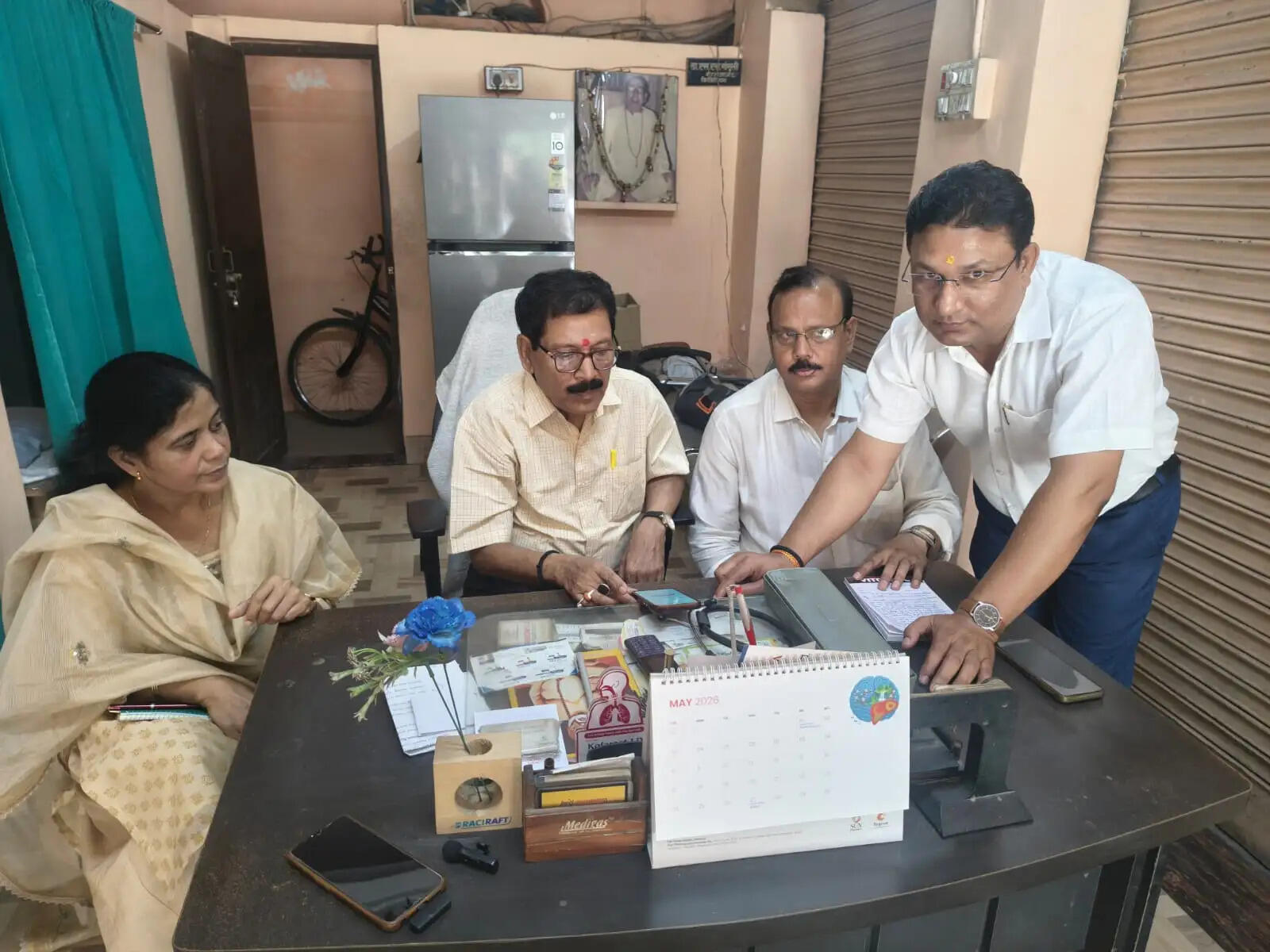 काशी में देश की पहली डिजिटल जनगणना-2026 का बुधवार को औपचारिक शुभारंभ हो गया। अभियान के पहले दिन नगर के प्रथम नागरिक और महापौर Ashok Kumar Tiwari ने सिगरा स्थित अपने आवास पर ऑनलाइन पोर्टल के माध्यम से अपना और अपने परिवार का विवरण दर्ज कर ‘स्व-गणना’ प्रक्रिया की शुरुआत की। इस दौरान नगर निगम के वरिष्ठ अधिकारी भी मौजूद रहे।