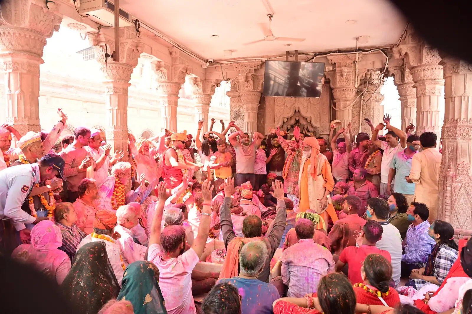 होली के रंग में रंगी काशी, जमकर उड़े रंग-गुलाल, तस्वीरों में दिखा गलियों से घाटों तक उल्सास...