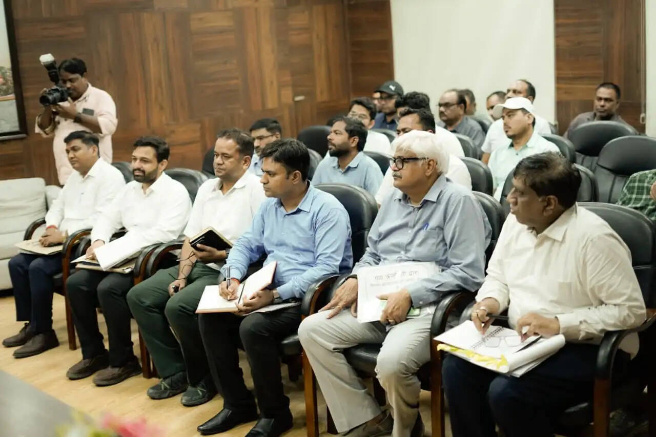 वाराणसी में जलभराव की समस्या के तत्काल समाधान के लिए युद्धस्तर पर कार्रवाई के निर्देश : मंत्री श्री ए.के. शर्मा