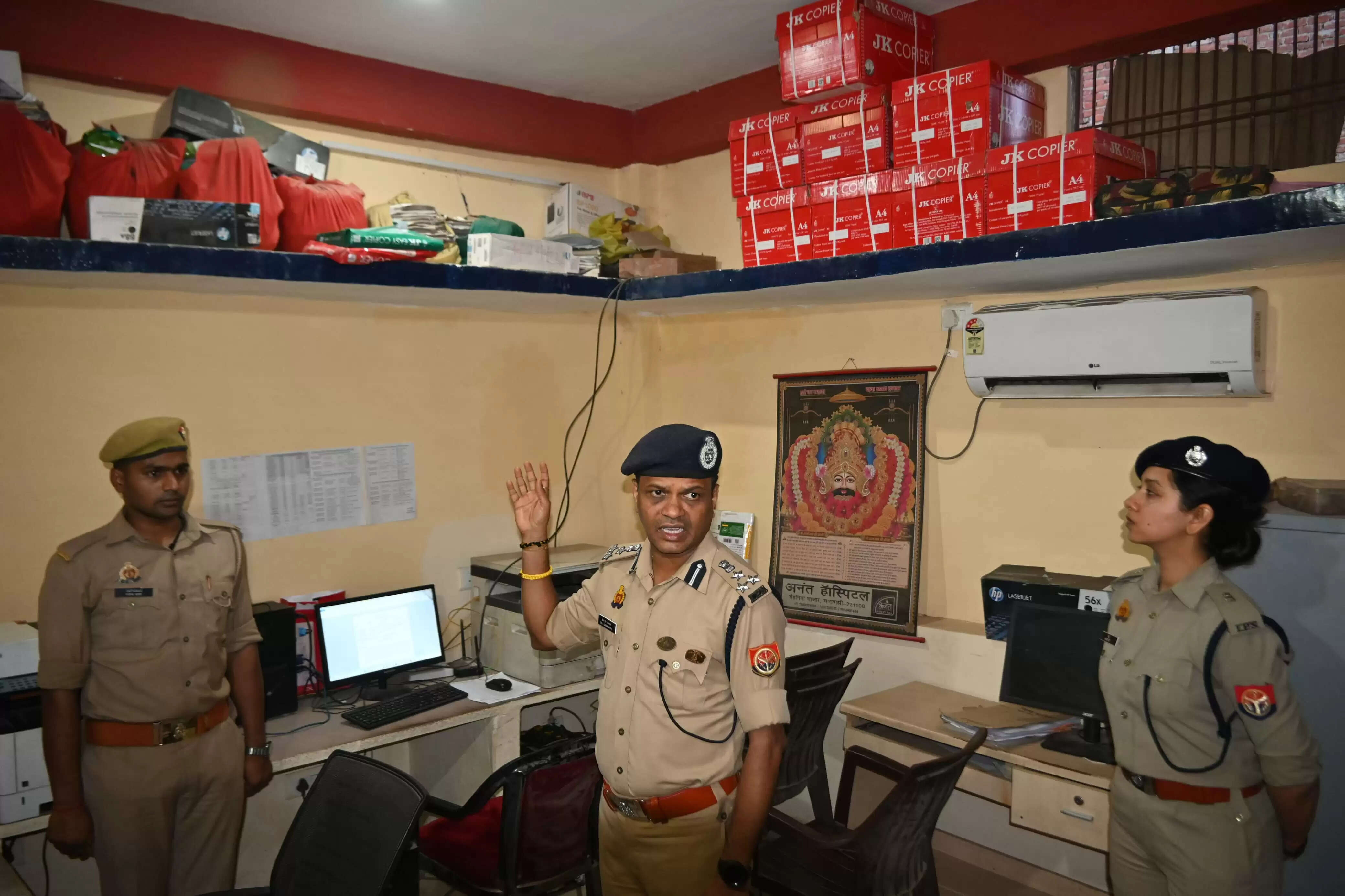 &nbsp; वाराणसी: अपर पुलिस आयुक्त ने लोहता थाना क्षेत्र में किया रूट मार्च और निरीक्षण, यातायात व सुरक्षा व्यवस्था का लिया जायजा