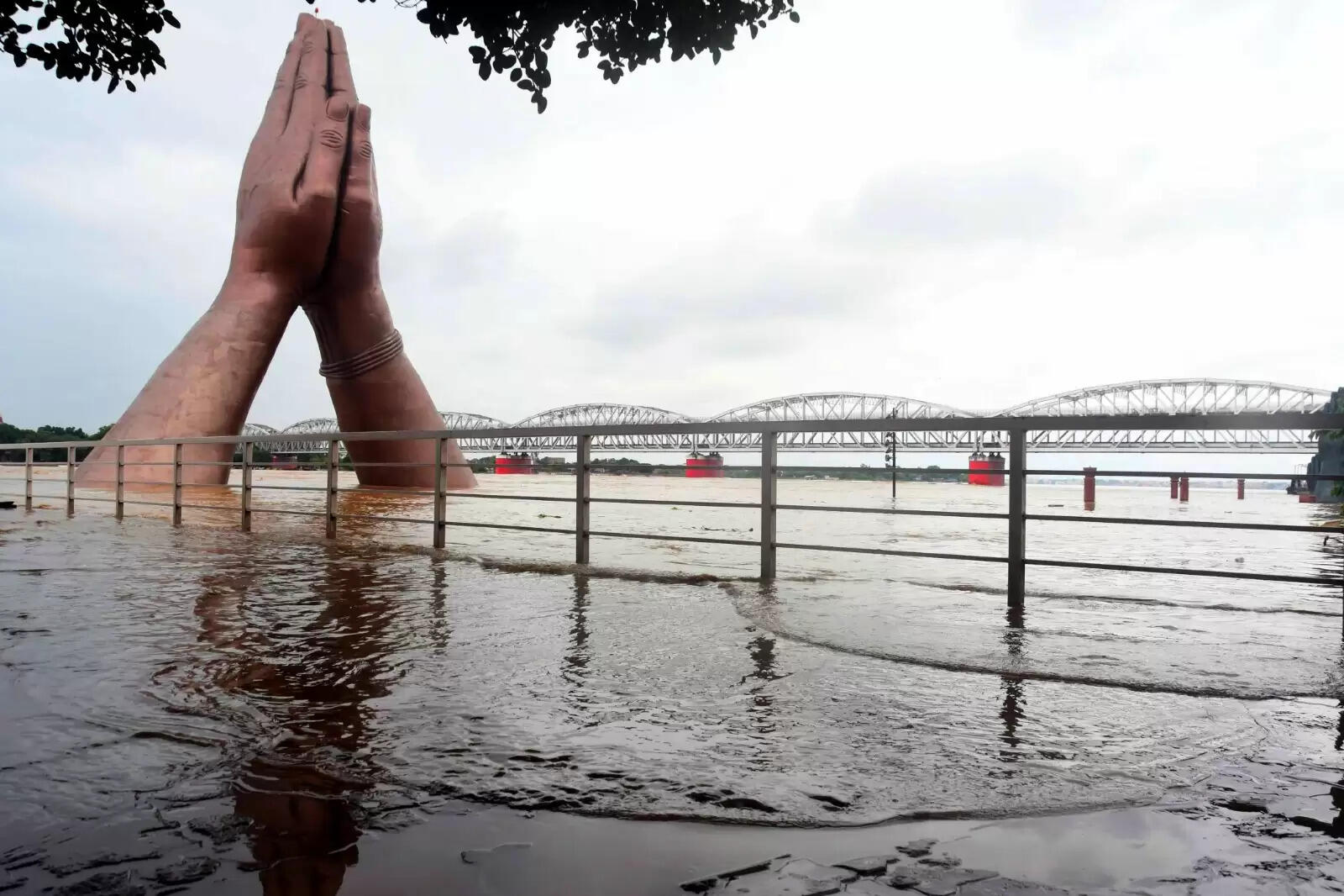 वाराणसी। पतितपावनी मां गंगा काशी में इस समय अपने रौद्र रूप में हैं। बनारस में गंगा का जलस्तर खतरे के निशान से ऊपर पहुंच चुका है। इसके चलते वरूणा भी उफान पर है। शहर के कई इलाके और गांव बाढ़ की चपेट में आ चुके हैं। सड़कें और गलियों में गाड़ी-मोटर की जगह नावें दौड़ रही हैं। वहीं हजारों लोग घर छोड़कर पलायन को विवश हो गए हैं। तस्वीरों में देखिये बनारस में बाढ़ के हालात.....।