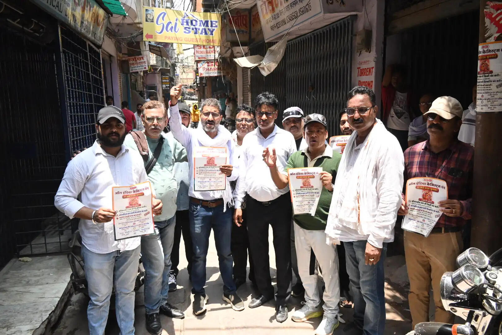 तुमने जो समाचार बनाया है और मैंने अभी जो चार तस्वीरें दी हैं, इन सबको मिला के समाचार के लिए एक तस्वीर बनाओ 16:9 रेशियो में,