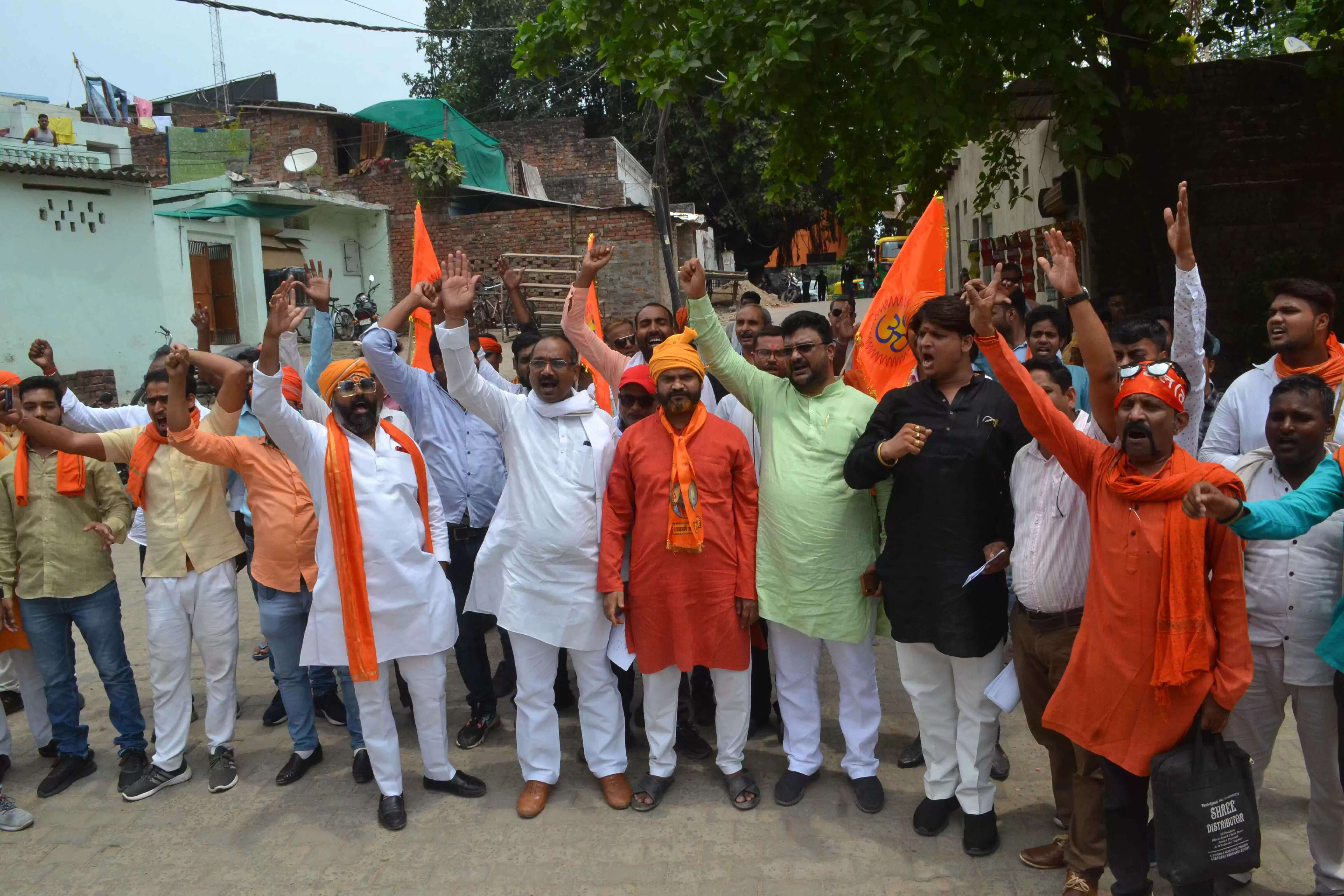 Vishwa Hindu Parishad and Bajrang Dal recited Hanuman Chalisa at Shastri Ghat