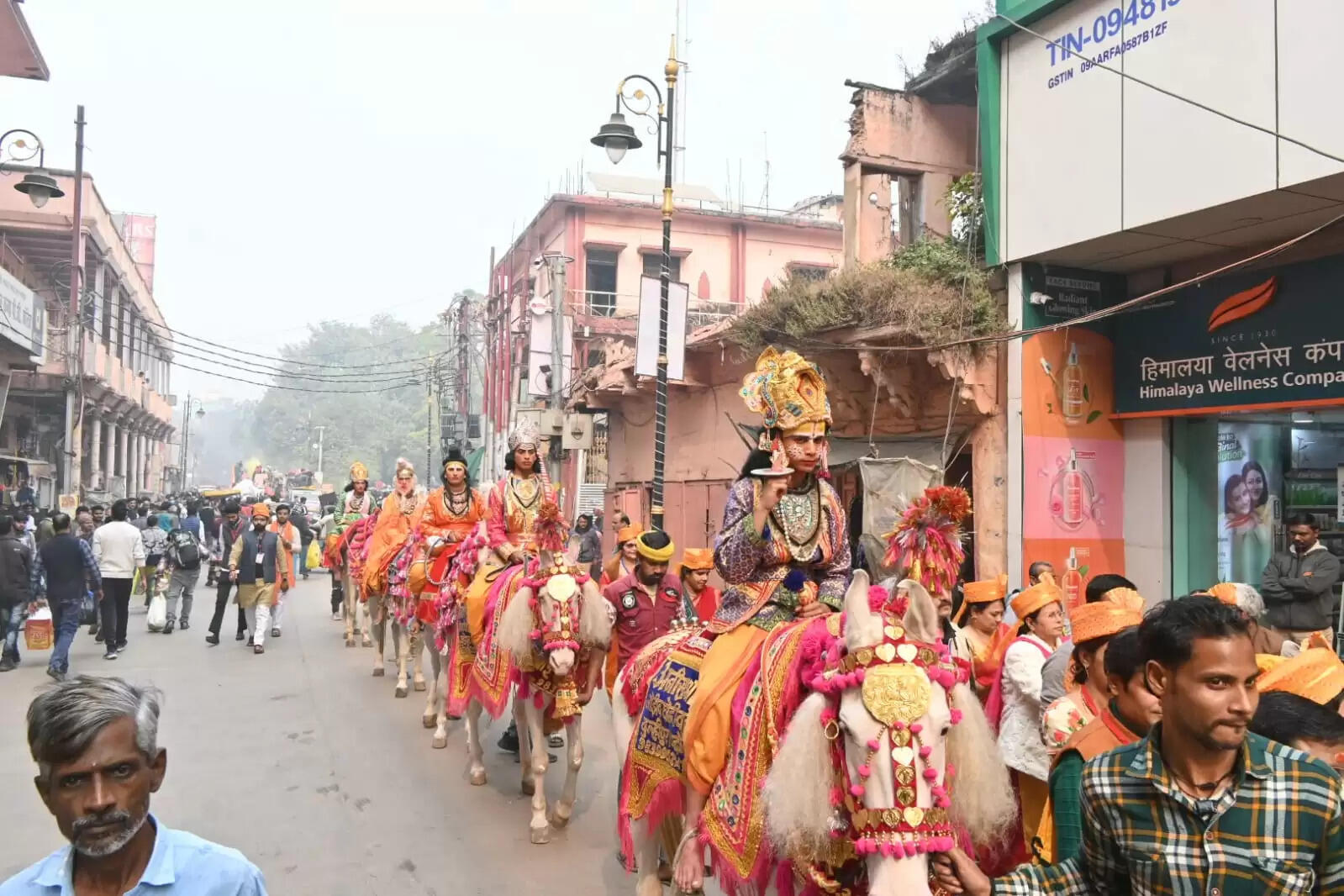 श्री काशी विश्वनाथ धाम की चौथी वर्षगांठ के अवसर पर शिव बारात समिति की ओर से शनिवार को भव्य शोभायात्रा का आयोजन किया गया। शोभायात्रा मैदागिन से प्रारंभ होकर दशाश्वमेध घाट तक निकाली गई, जिसमें शिवभक्तों की भारी भीड़ उमड़ी। डमरू-नगाड़ों की गूंज, हर-हर महादेव के जयघोष और आकर्षक झांकियों ने पूरे मार्ग को भक्तिमय वातावरण से सराबोर कर दिया।