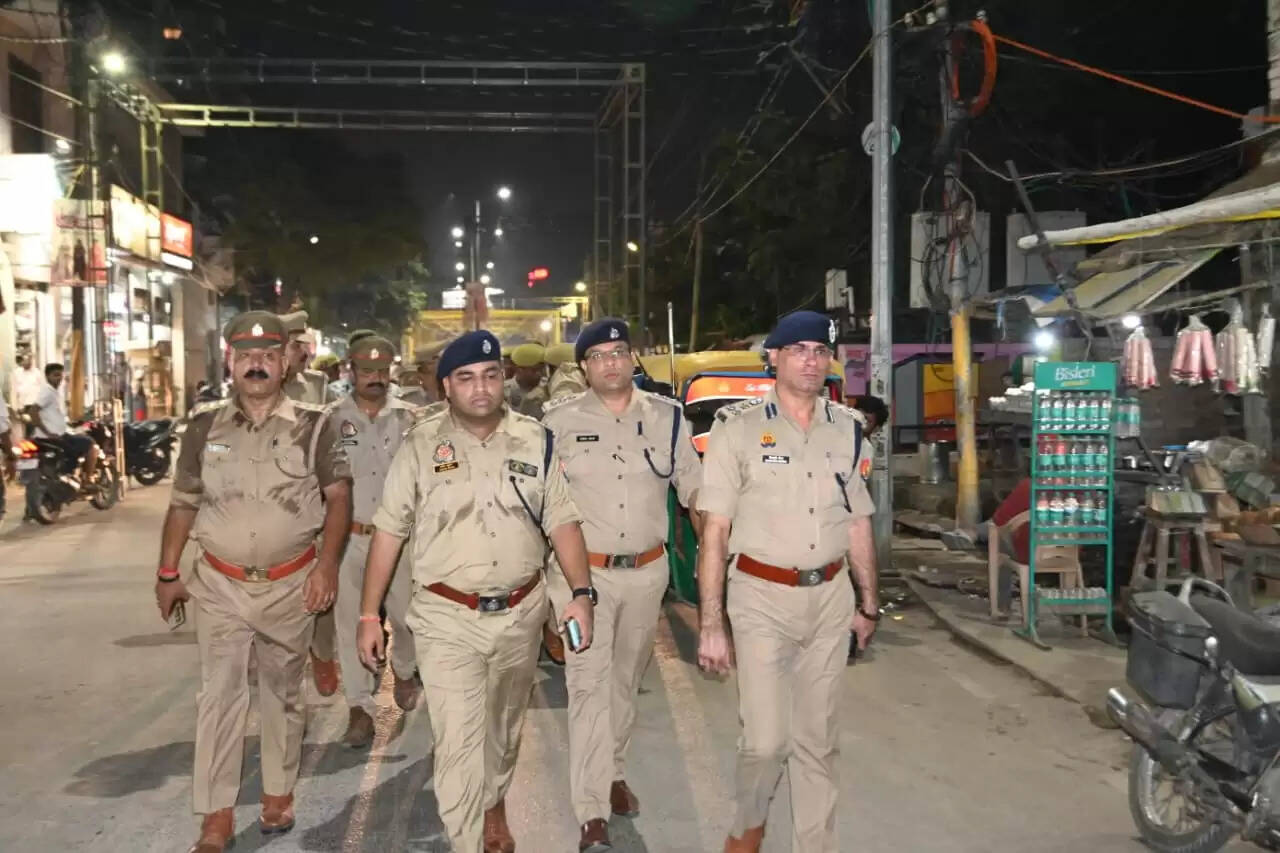 आने वाले त्योहारों को देखते हुए पुलिस ने शहर में सुरक्षा व्यवस्था कड़ी करने के लिए बुधवार की शाम फुट पेट्रोलिंग की। भोजूबीर, अर्दली बाजार, नदेसर और शिवपुर थाना क्षेत्र में पुलिस अधिकारियों और जवानों ने पैदल गश्त कर हालात का जायजा लिया।