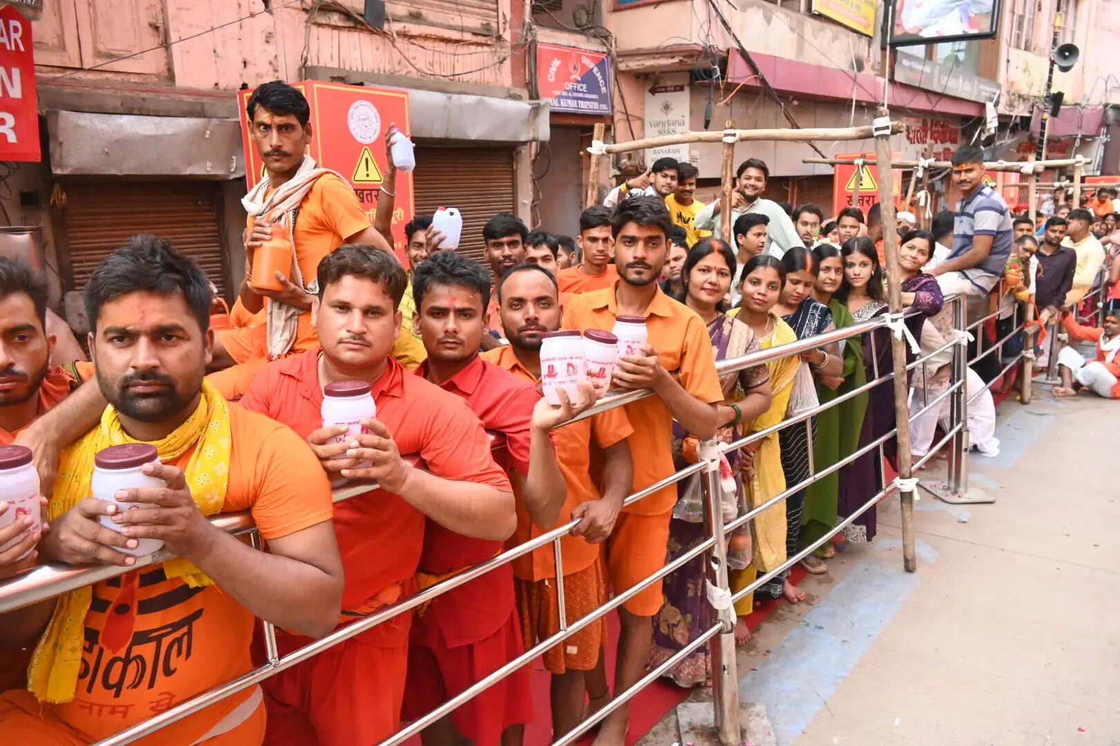 सावन के पहले सोमवार को यादव बंधुओं ने किया काशी विश्वनाथ में जलाभिषेक
