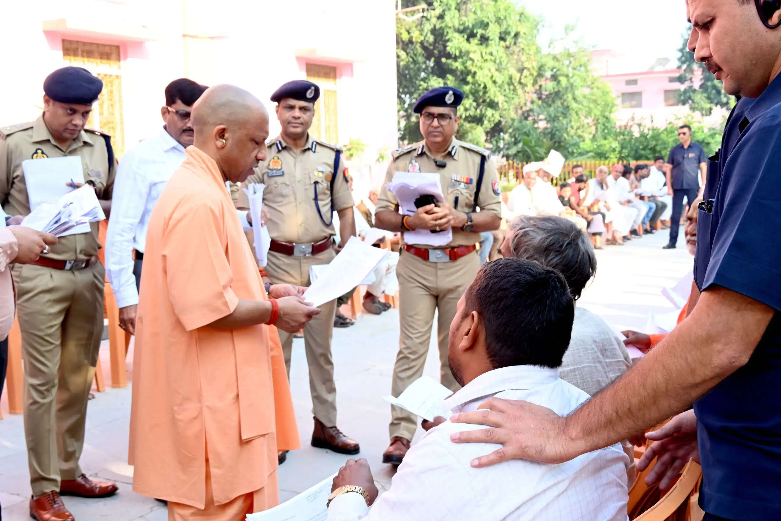 संवेदनशील व्यवहार के साथ करें हर पीड़ित की सहायता: सीएम योगी