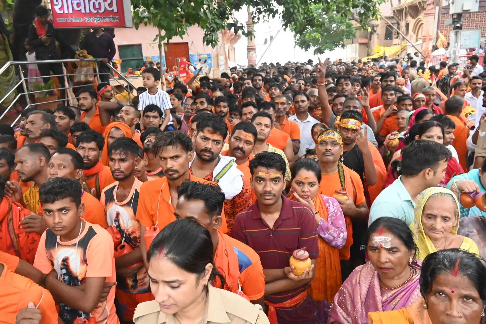 हर हर महादेव से गूंजे शिवालय, सावन के सोमवार पर आस्था का समुद्र