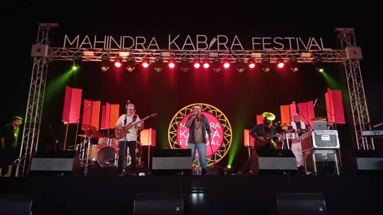 कबीर के शब्दों और सुरों से सजे महिंद्रा कबीरा फ़ेस्टिवल का यादगार समापन 21 दिसंबर 2025 को वाराणसी में हुआ। ढाई दिनों तक चले इस गहन सांस्कृतिक आयोजन में 15वीं सदी के रहस्यवादी कवि कबीर के जीवन, दर्शन और आज के समय में उनकी प्रासंगिकता का उत्सव मनाया गया। महिंद्रा समूह द्वारा स्थापित और टीमवर्क आर्ट्स द्वारा निर्मित इस फ़ेस्टिवल ने एक बार फिर शहर के ऐतिहासिक घाटों और विरासत स्थलों को संगीत, संवाद और आत्मचिंतन के जीते-जागते केंद्रों में बदल दिया।