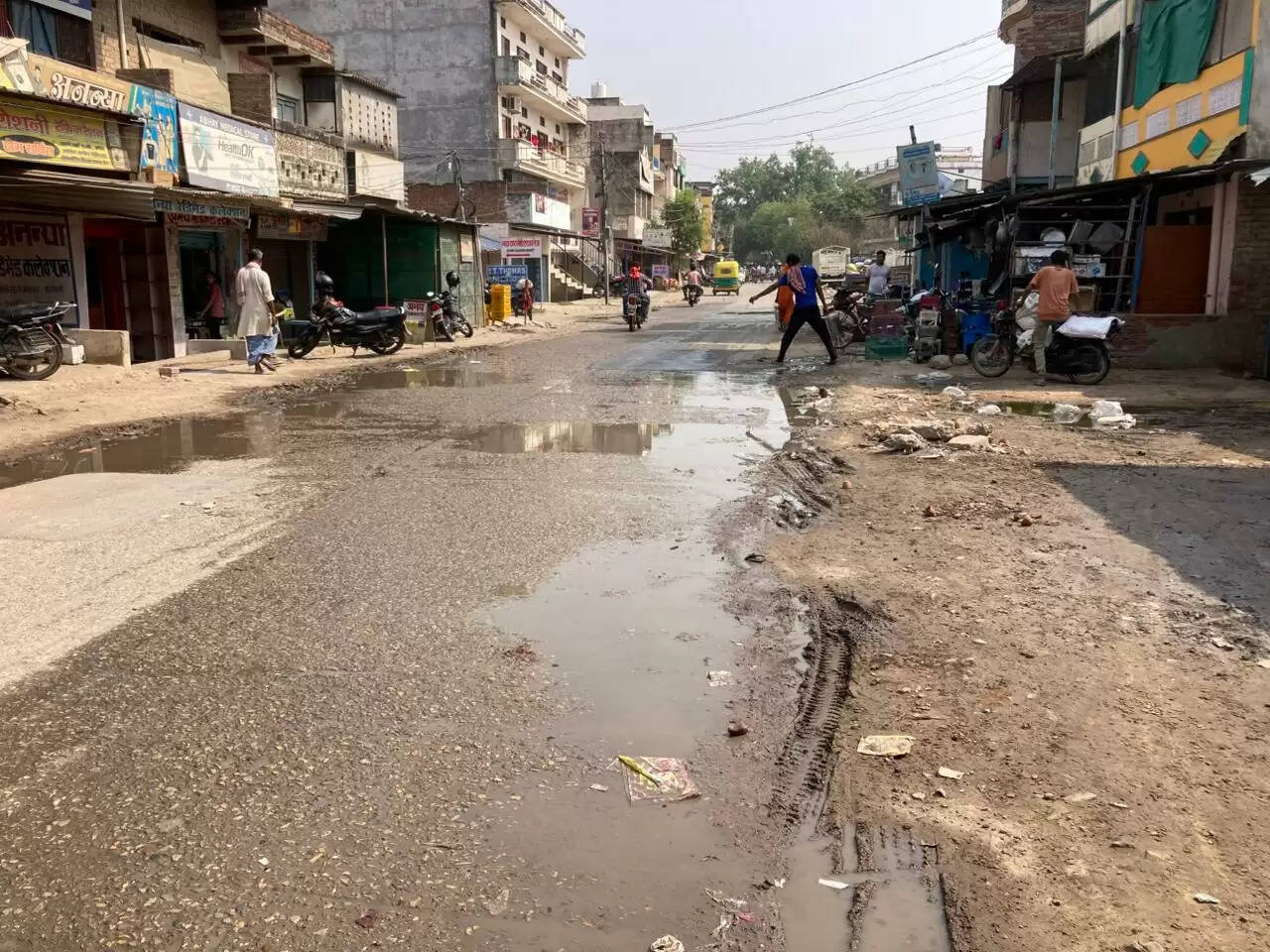 धार्मिक महत्ता वाले पंचक्रोशी मार्ग पर गल्ला मंडी, राजातालाब से रानी बाजार की ओर जाने वाले रास्ते पर सीवरेज चैंबर के ओवरफ्लो होने से गंदा पानी सड़क पर फैल रहा है। इस समस्या के कारण न केवल आम नागरिक और दुकानदार परेशान हैं, बल्कि दुपहिया वाहन चालकों को भी फिसलन के चलते हादसों का सामना करना पड़ रहा है।