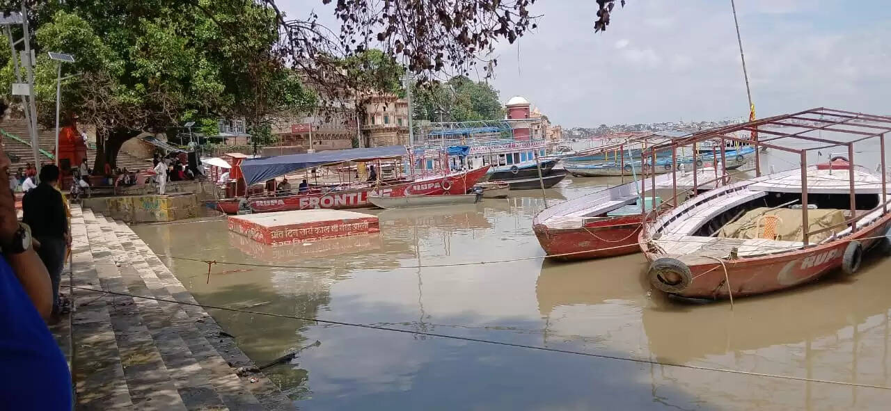 वाराणसी के अस्सी घाट पर गंगा नदी का जलस्तर इन दिनों तेजी से बढ़ रहा है। बढ़ते जलस्तर के कारण श्रद्धालुओं और स्थानीय निवासियों की सुरक्षा सुनिश्चित करने के लिए शासन और प्रशासन ने घाटों पर अतिरिक्त सुरक्षा और निगरानी व्यवस्था को और मजबूत कर दिया है।