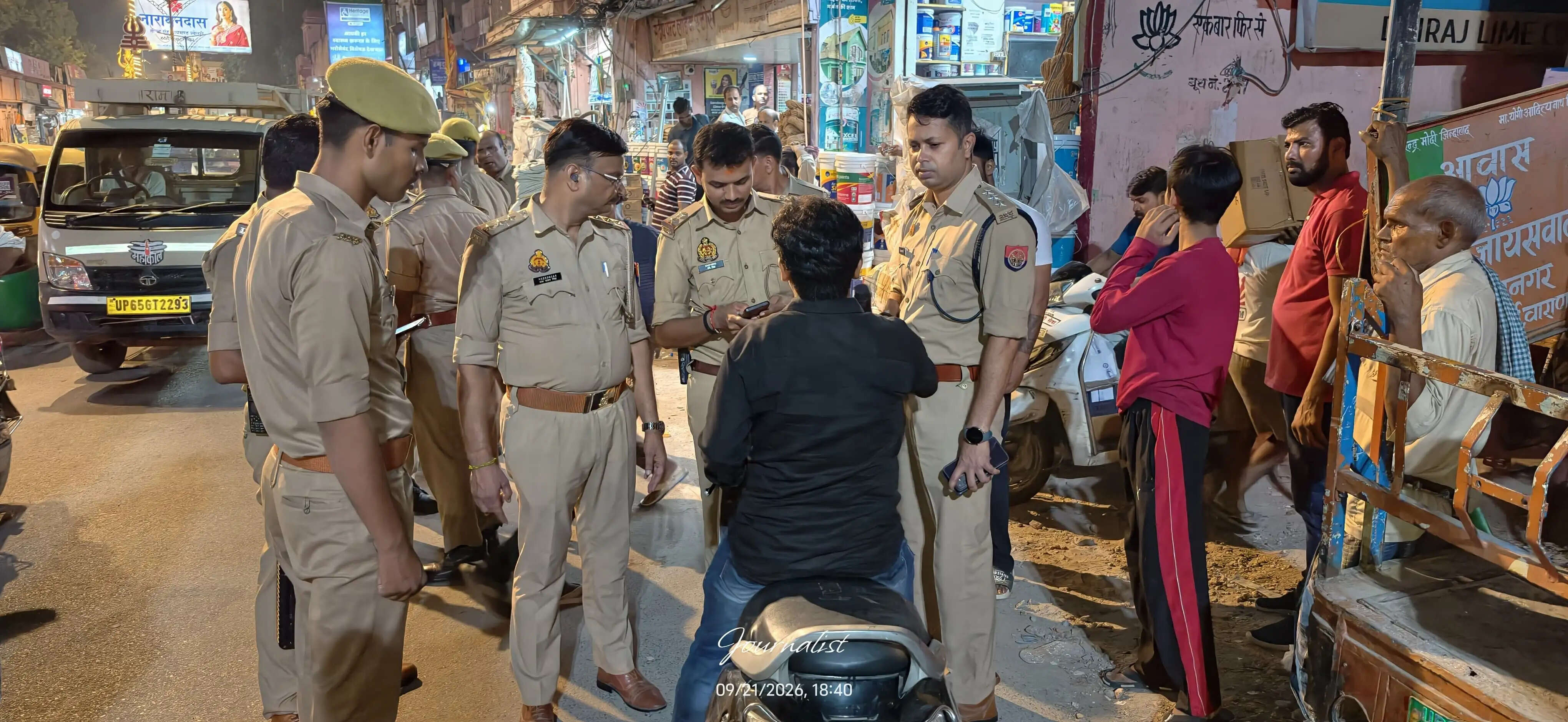 कोतवाली क्षेत्र में अतिक्रमण पर चला पुलिस का अभियान, गलत खड़ी बाइकों का चालान