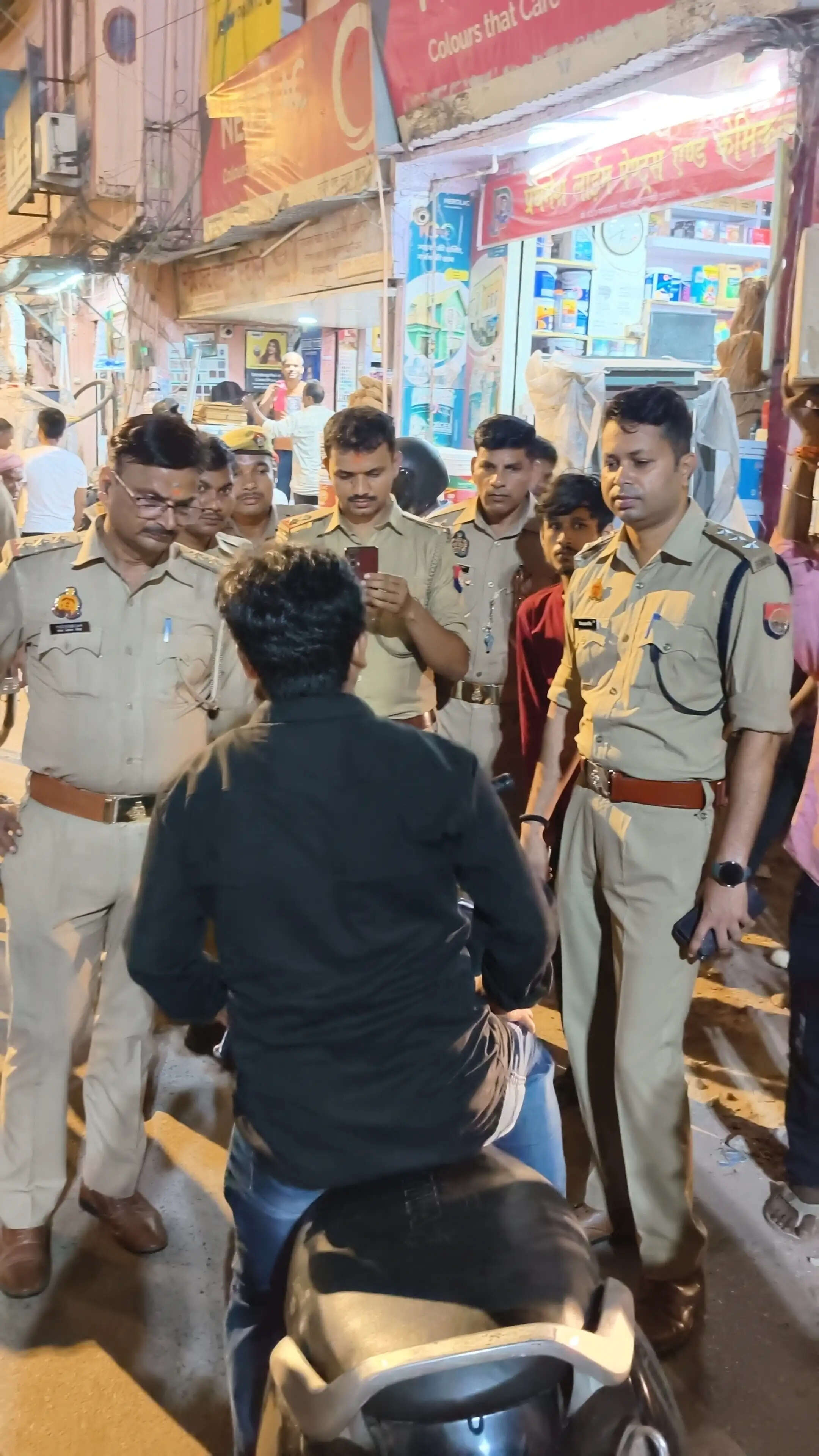 कोतवाली क्षेत्र में अतिक्रमण पर चला पुलिस का अभियान, गलत खड़ी बाइकों का चालान