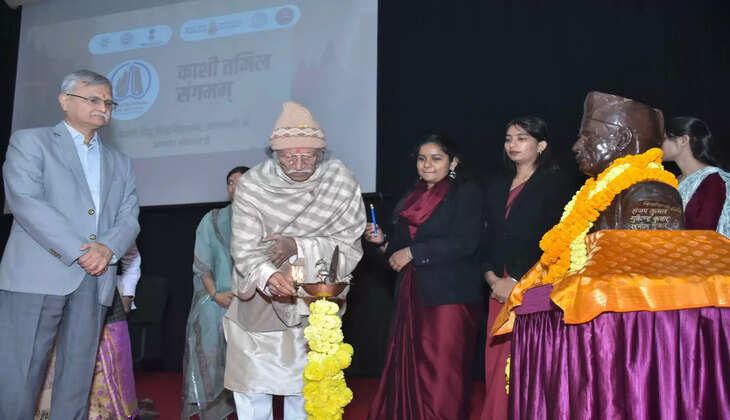 काशी तमिल संगमम् 4.0 के तहत बीएचयू में आज एक विशेष शैक्षणिक सत्र का आयोजन किया गया, जिसमें काशी और तमिलनाडु की आध्यात्मिक एवं दार्शनिक परंपराओं पर विस्तार से चर्चा हुई। कार्यक्रम बीएचयू के शिक्षा संकाय, कमच्छा में आयोजित हुआ। इसमें तमिलनाडु से आए शिक्षण और शिक्षा क्षेत्र के प्रतिनिधियों ने भाग लिया। सभी वक्ताओं ने कहा कि काशी एक ऐसी भूमि है जो सभी को अपनाती है और यहाँ आने वाला व्यक्ति आत्मिक शांति व आनंद का अनुभव करता है।