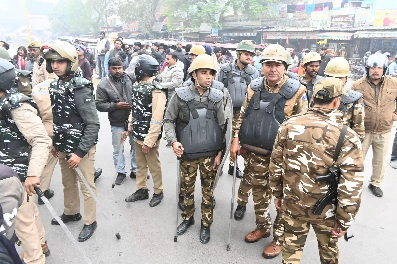 वाराणसी में बीजेपी कार्यालय घेरने निकले कांग्रेसियों को पुलिस ने मलदहिया से किया गिरफ्तार