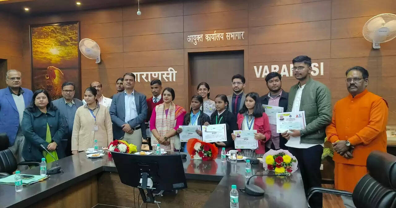 पूर्व प्रधानमंत्री भारतरत्न अटल बिहारी वाजपेयी की जन्म शताब्दी के उपलक्ष्य में आयोजित सुशासन सप्ताह कार्यक्रम के तहत आयुक्त सभागार में बुधवार को का