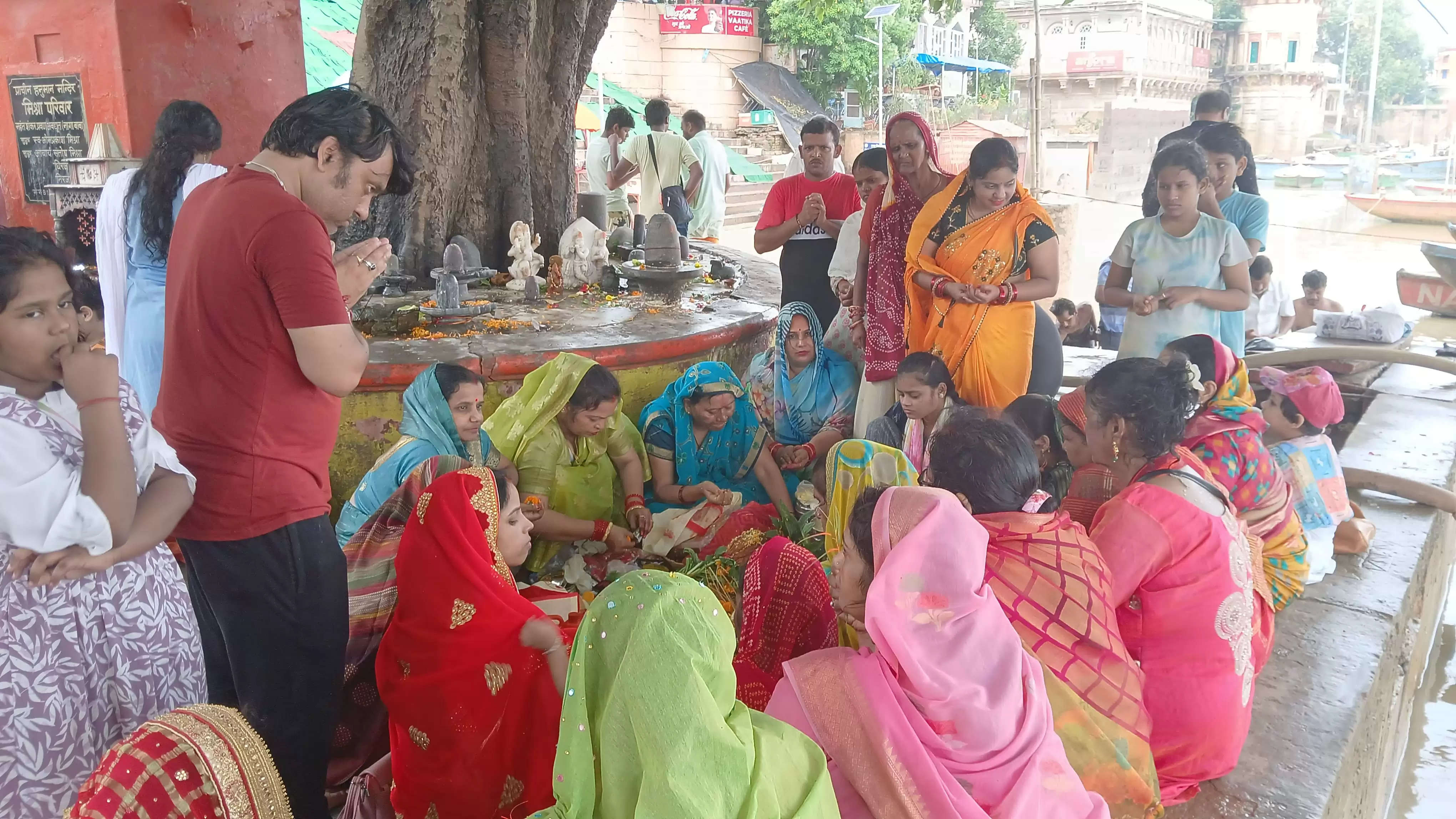 पुत्र के दीर्घायु व सलामती के लिए माताओं ने रखा जीवित्पुत्रिका का निर्जला व्रत, शहर से गांव तक नदी किनारे उमड़ी महिलाओं की भीड़