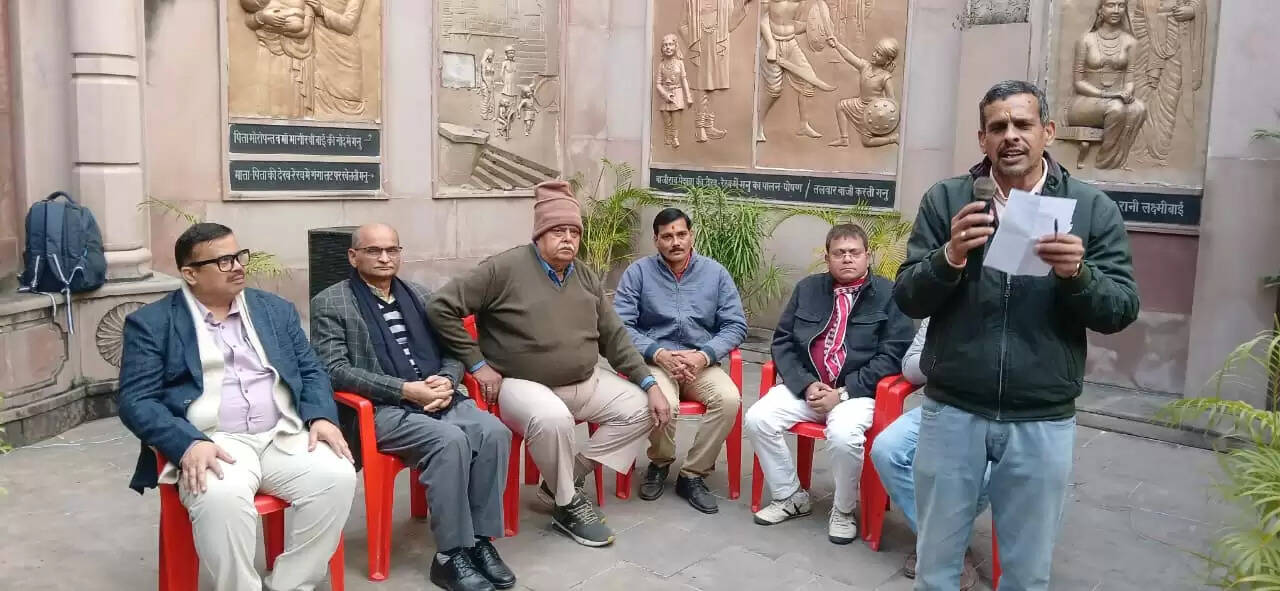 भदैनी स्थित वीरांगना महारानी लक्ष्मीबाई की जन्मस्थली पर रविवार की शाम “एक शाम वीरांगना के नाम” कार्यक्रम का भव्य आयोजन किया गया। यह आयोजन अंतरराष्ट्रीय घाट वॉक विश्वविद्यालय और जागृति फाउंडेशन के संयुक्त तत्वावधान में किया गया, जिसमें बड़ी संख्या में शहर के प्रबुद्ध नागरिक, इतिहास प्रेमी और स्थानीय लोग शामिल हुए।