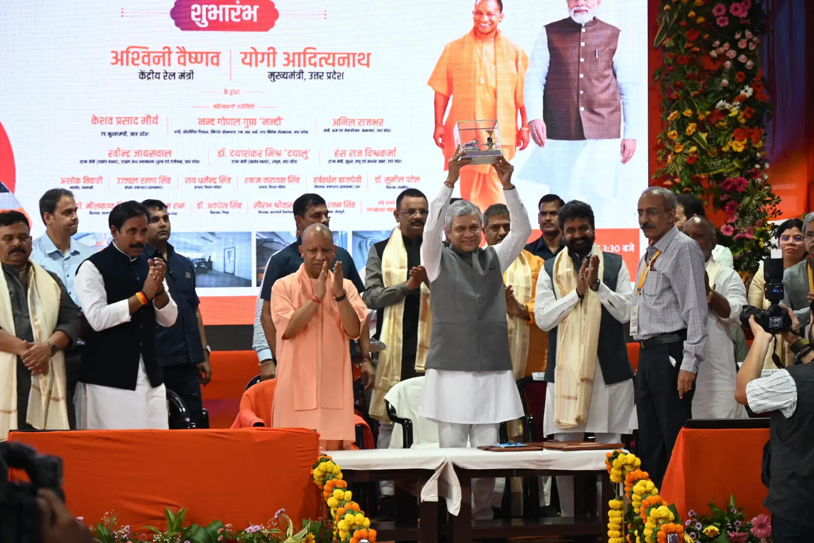 दीपावली पर काशी को योगी सरकार की बड़ी सौगात, दिल्ली के लिए शुरू हुई देश की दूसरी वंदे भारत स्लीपर ट्रेन