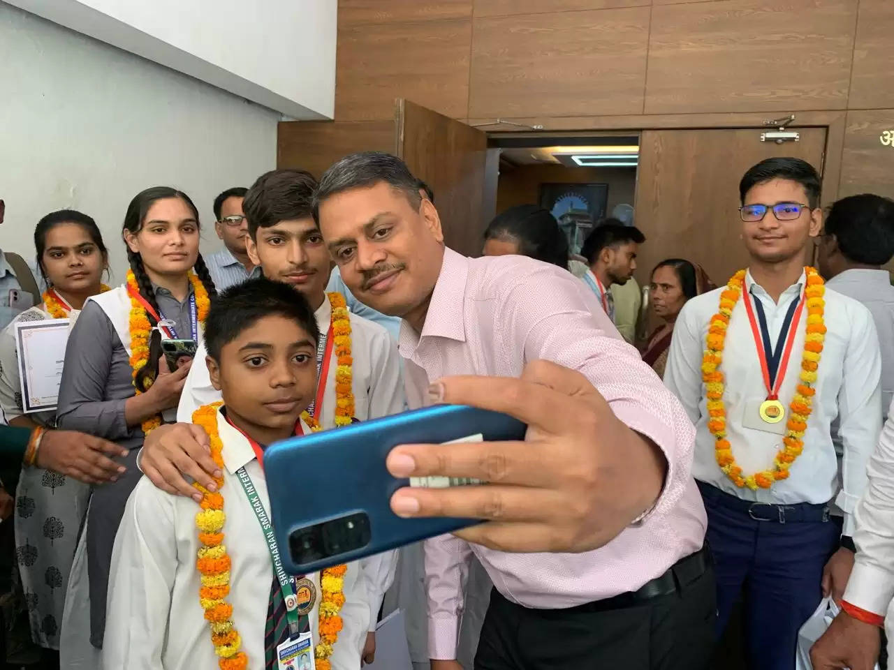 tablet distribution in varanasi