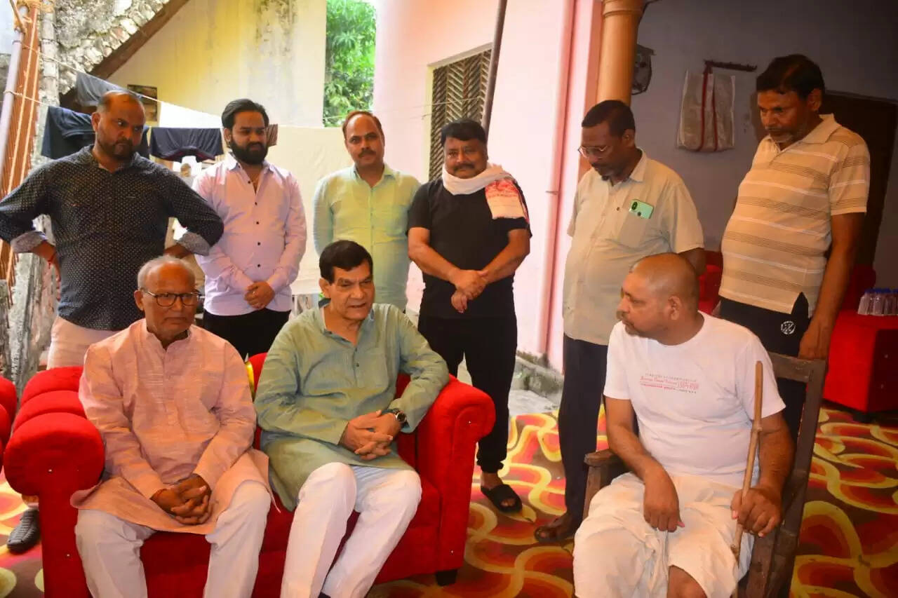 नगर विकास मंत्री एके शर्मा ने लोकबंधु के पुत्र राधे मोहन सिंह के निधन पर दी श्रद्धांजलि, परिवार को बंधाया ढांढस