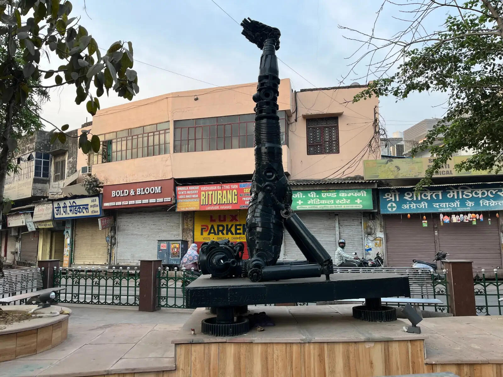 वाराणसी के चौक-चौराहों पर उभर रही है कला की चमक, विरासत से जुड़ रही है पहचान