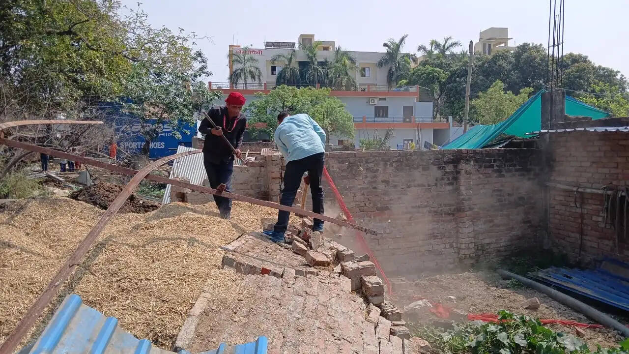 अवलेशपुर में गरजा बुलडोजर, अतिक्रमण हटाने पहुंची टीम तो महिलाओं ने मिठाई-पानी देकर जताया विरोध