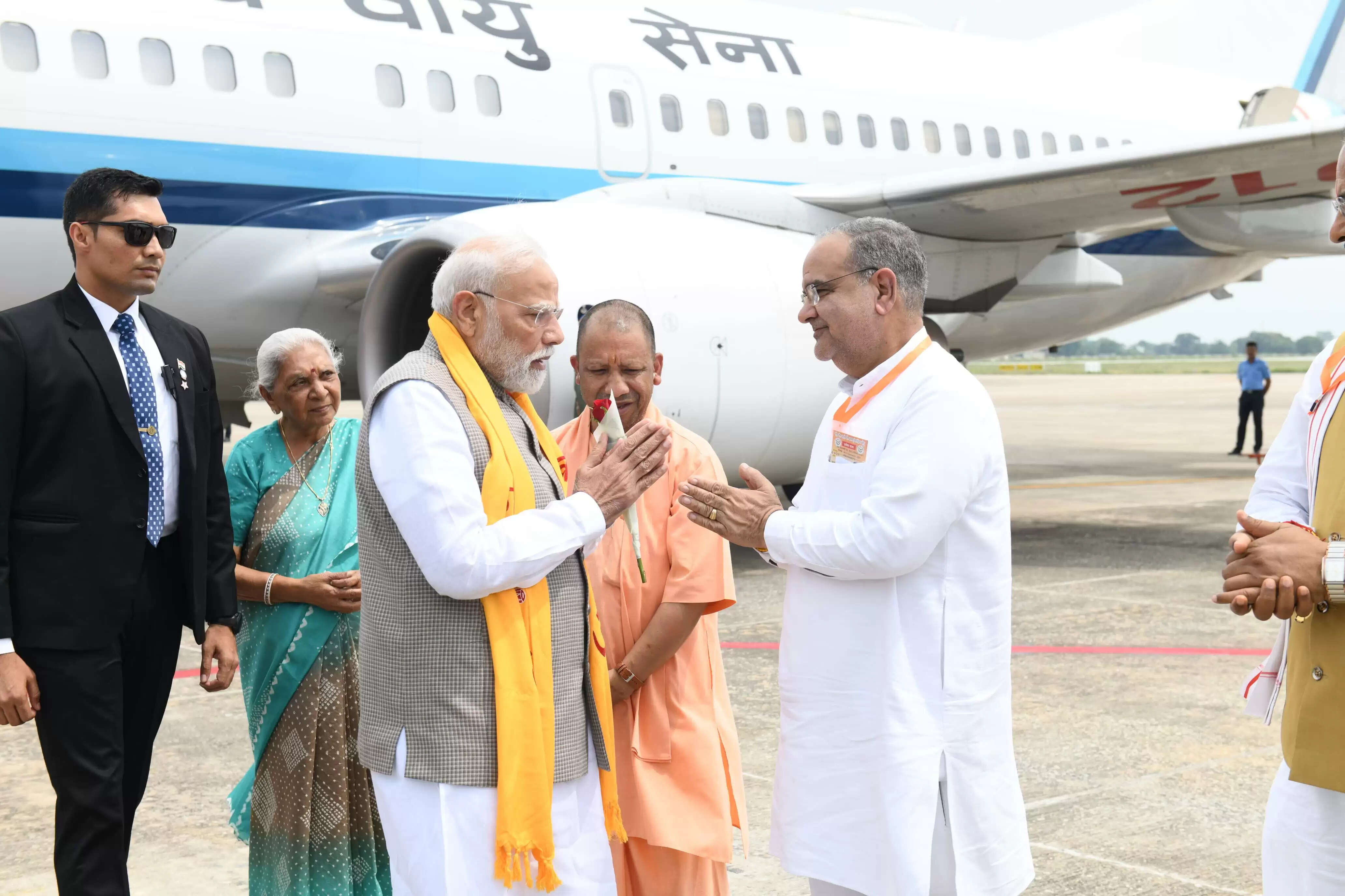 काशी में मोदी का भव्य स्वागतदेखिये तस्वीरें