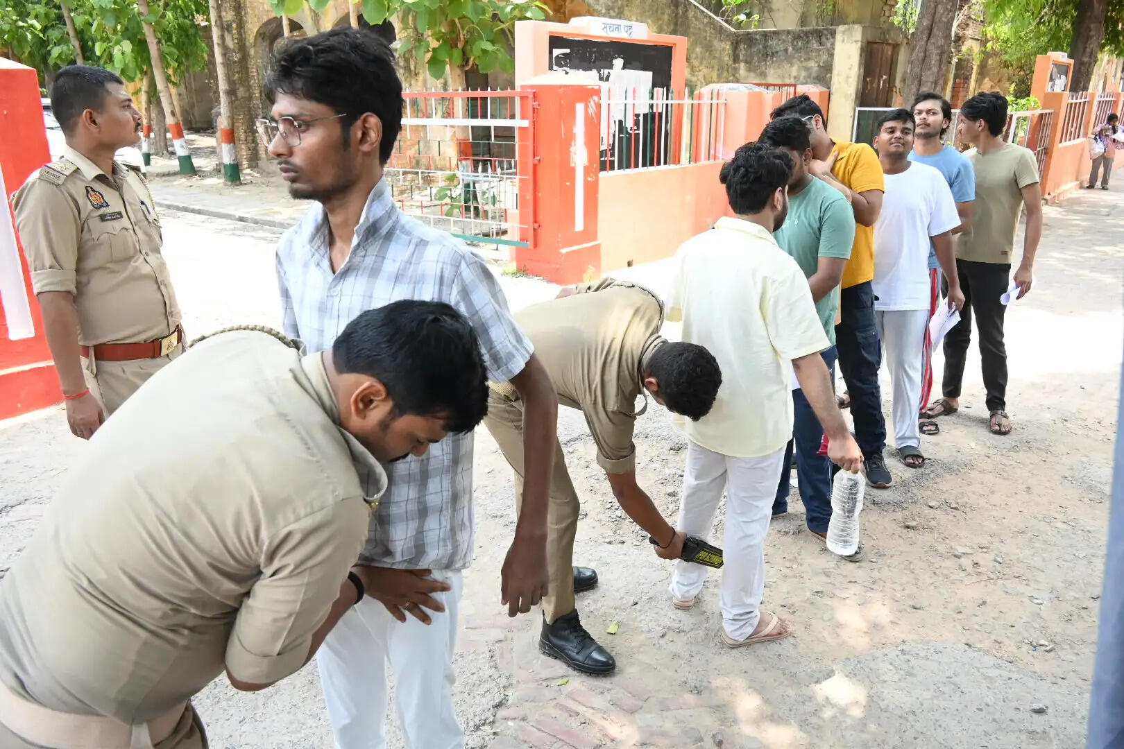 वाराणसी की हर महत्वपूर्ण खबर पढ़ने के लिए अभी फॉलो करें Live VNS का ऑफिशियल वाट्सऐप पेज 👇👇 https://whatsapp.com/channel/0029VaAPWex65yD2LWG35A25 Live VNS - भरोसा 1 दशक से लाखों बनारसियों का - बनारस की बात, बनारस के साथ अपने शहर के लेकर देश-दुनिया, खेल, धर्म, आध्यात्म, राशिफल, पञ्चाङ्ग तथा फ़िल्म और व्यापार जगत की ताजा-तरीन खबरों को पढ़ने के लिए अभी डाउनलोड करें Live VNS का ऑफिशियल एंड्रॉएड ऐप। http://play.google.com/store/apps/details?id=in.livevns.app.native